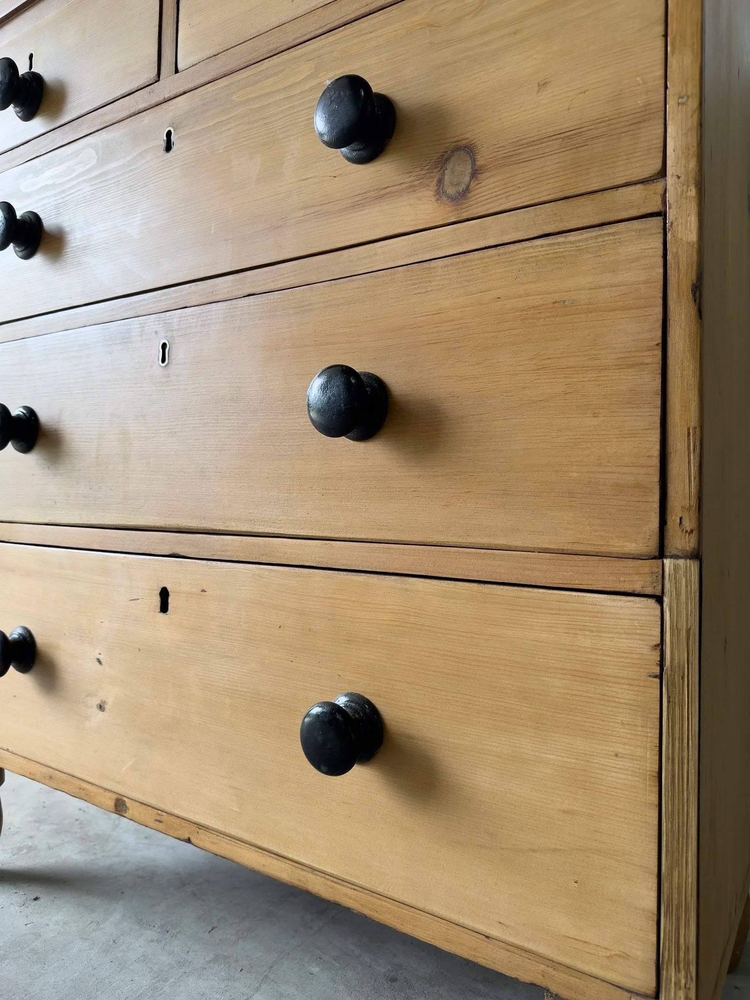 Victorian pine set of drawers
