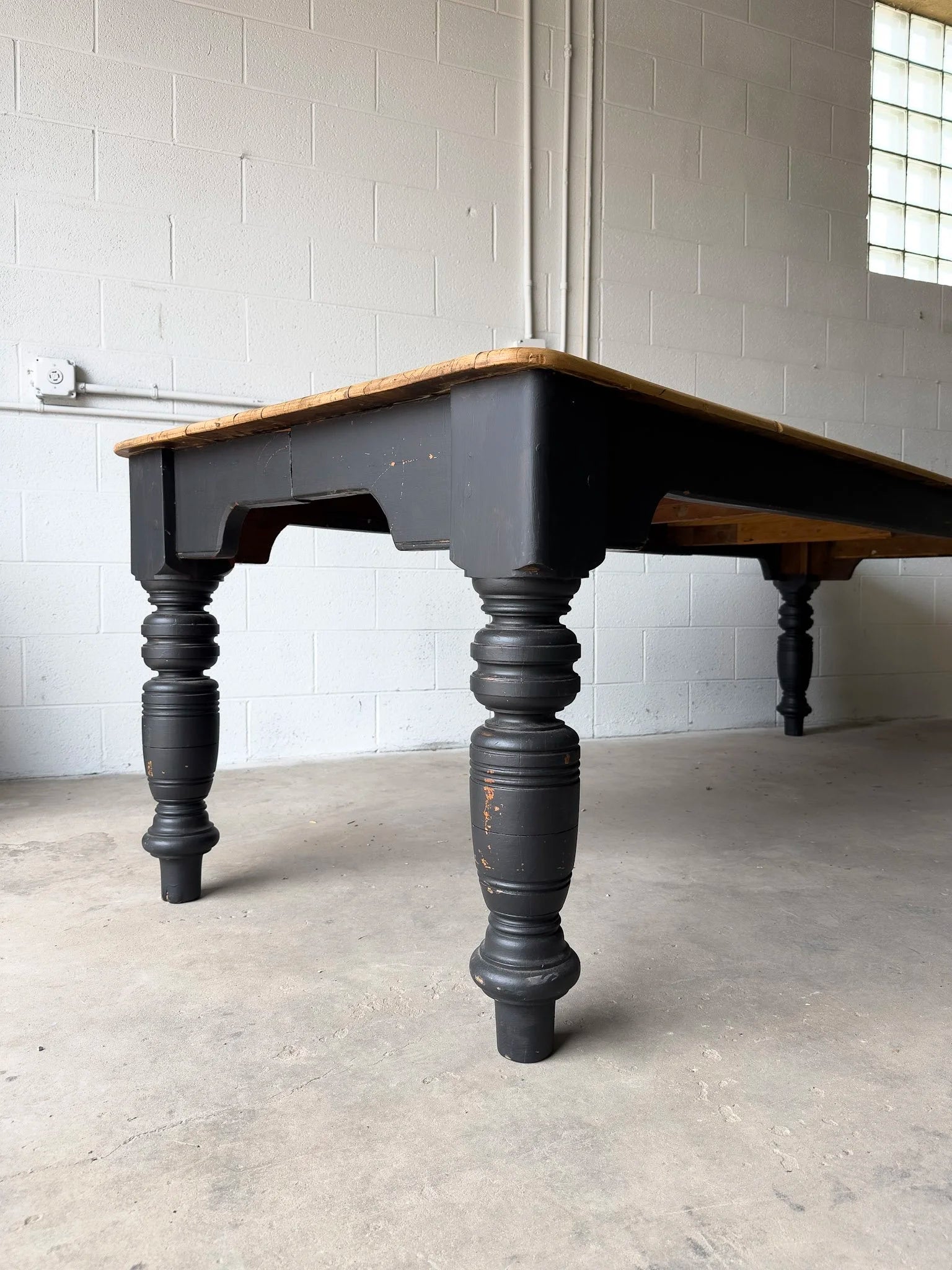 Incredible English antique countryhouse table