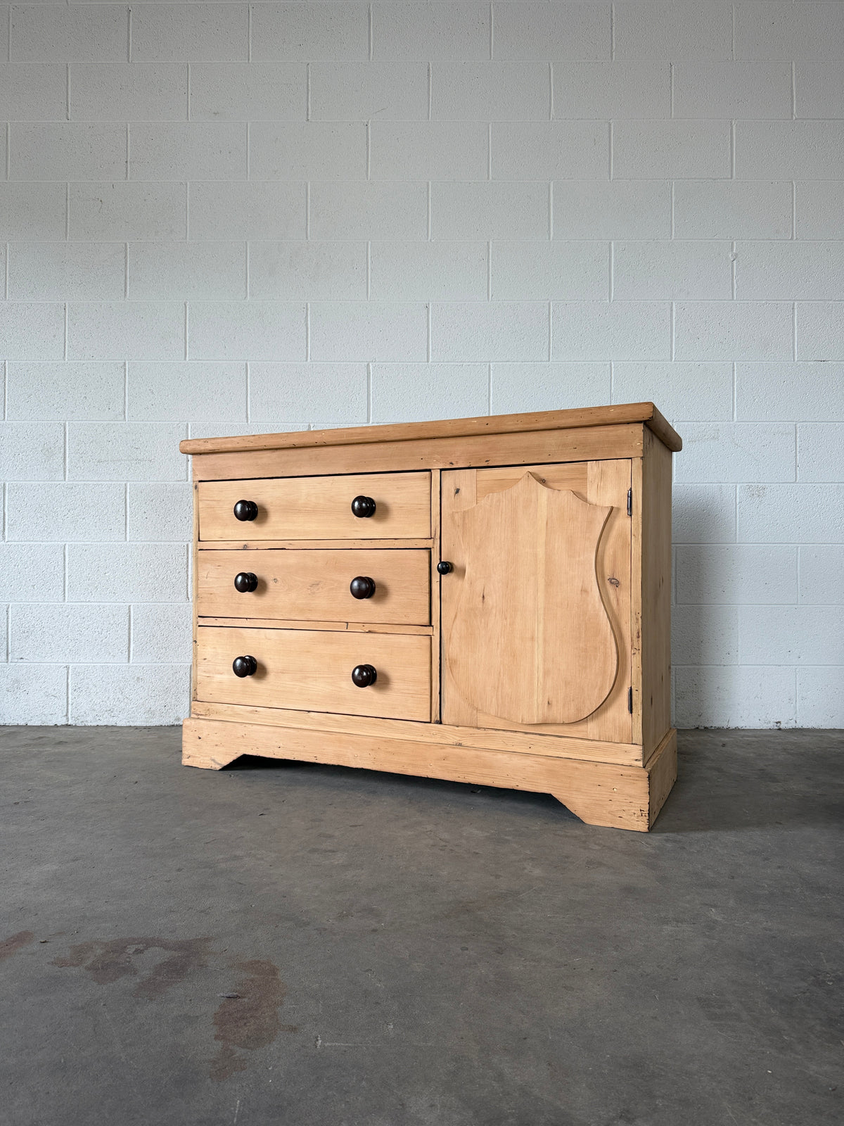 Petit English pine sideboard with contrasting knobs