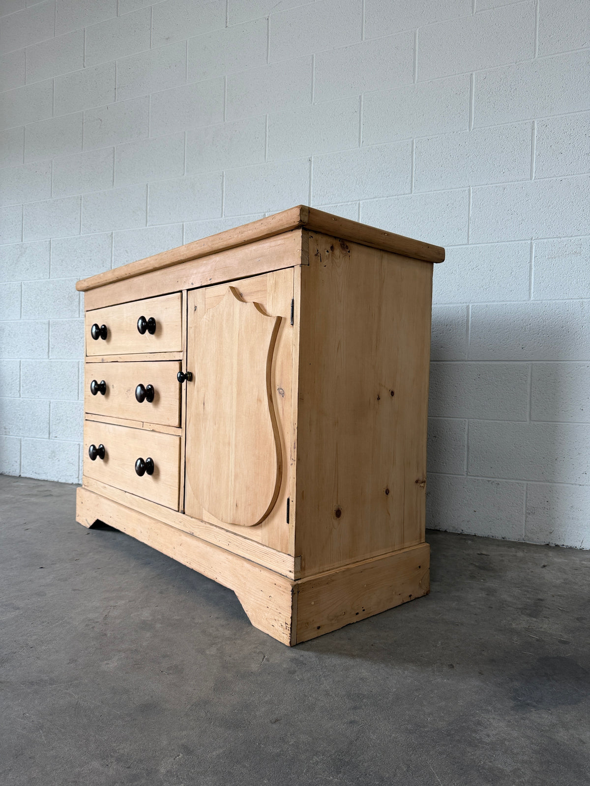 Petit English pine sideboard with contrasting knobs