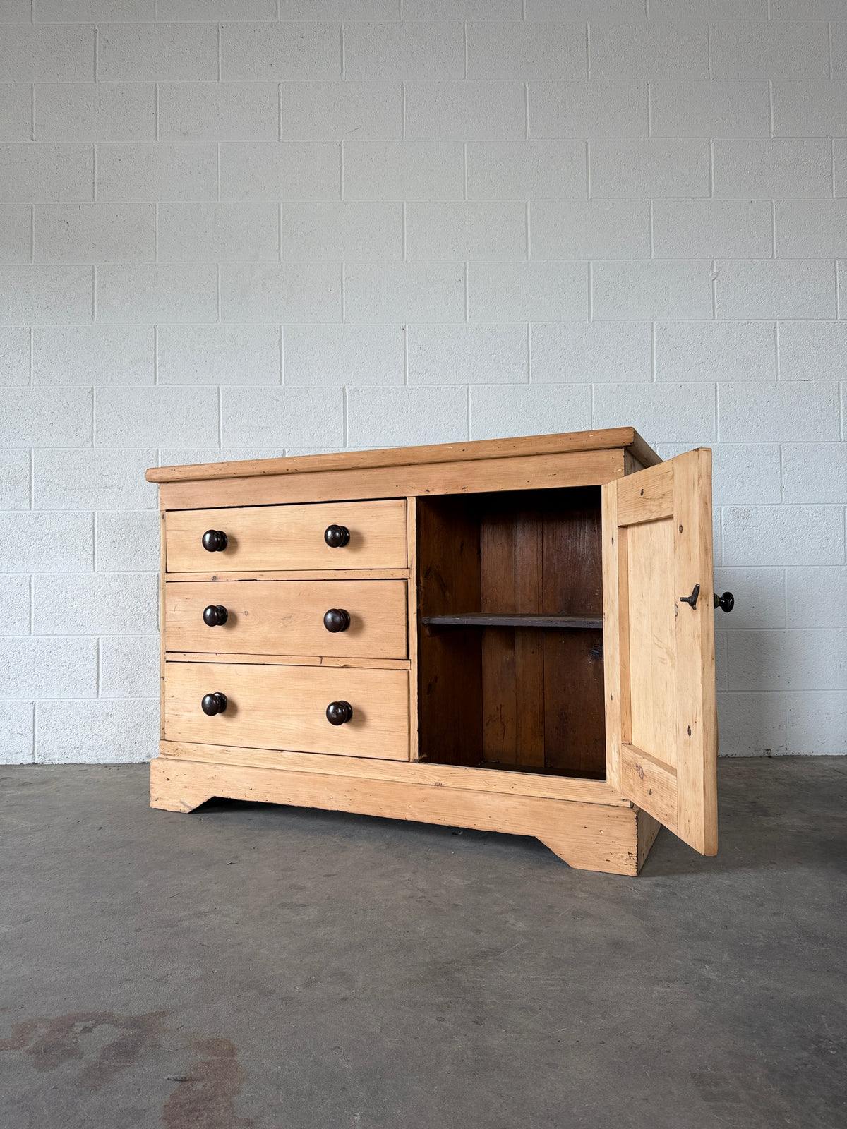 Petit English pine sideboard with contrasting knobs