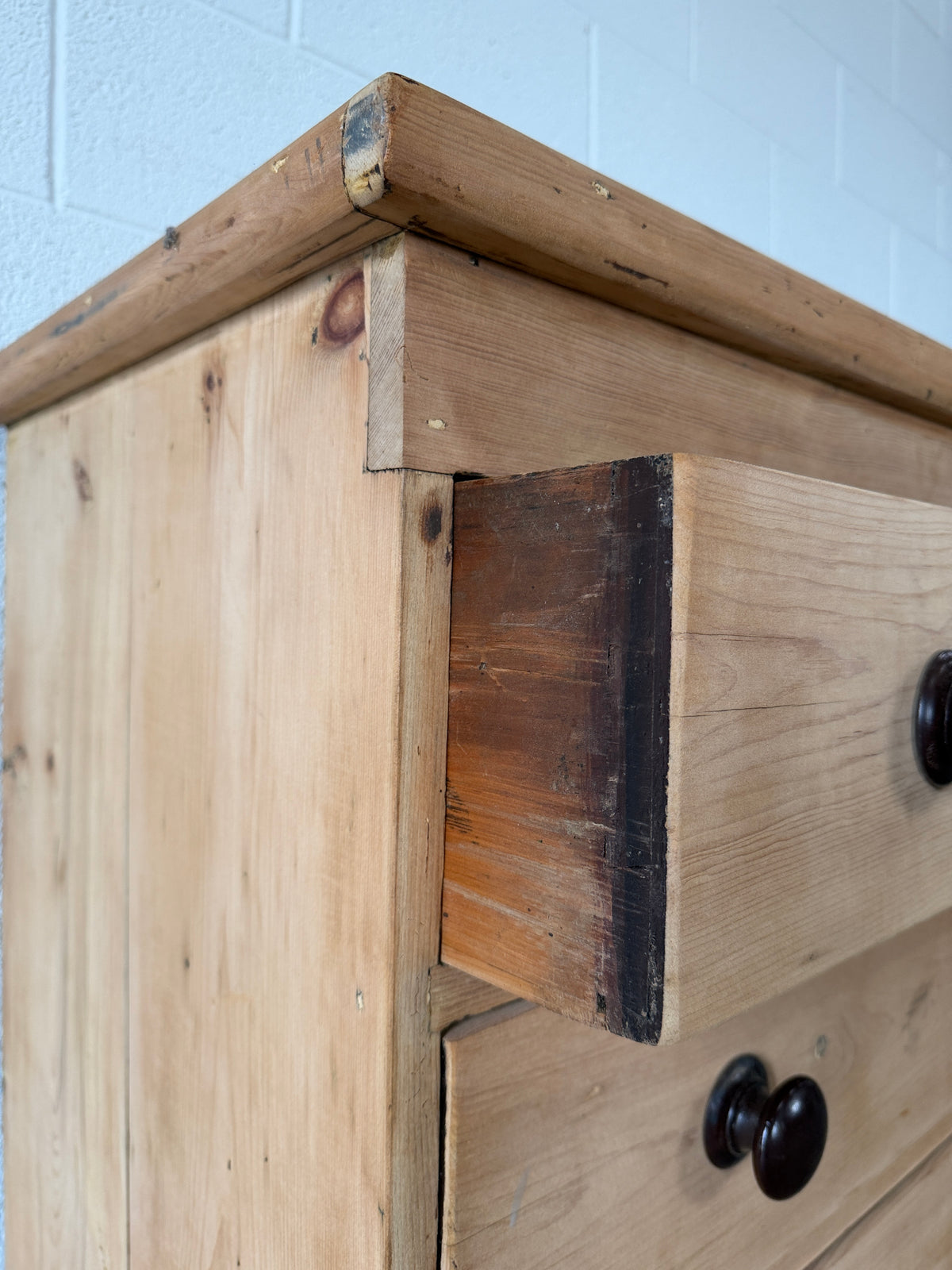 Petit English pine sideboard with contrasting knobs