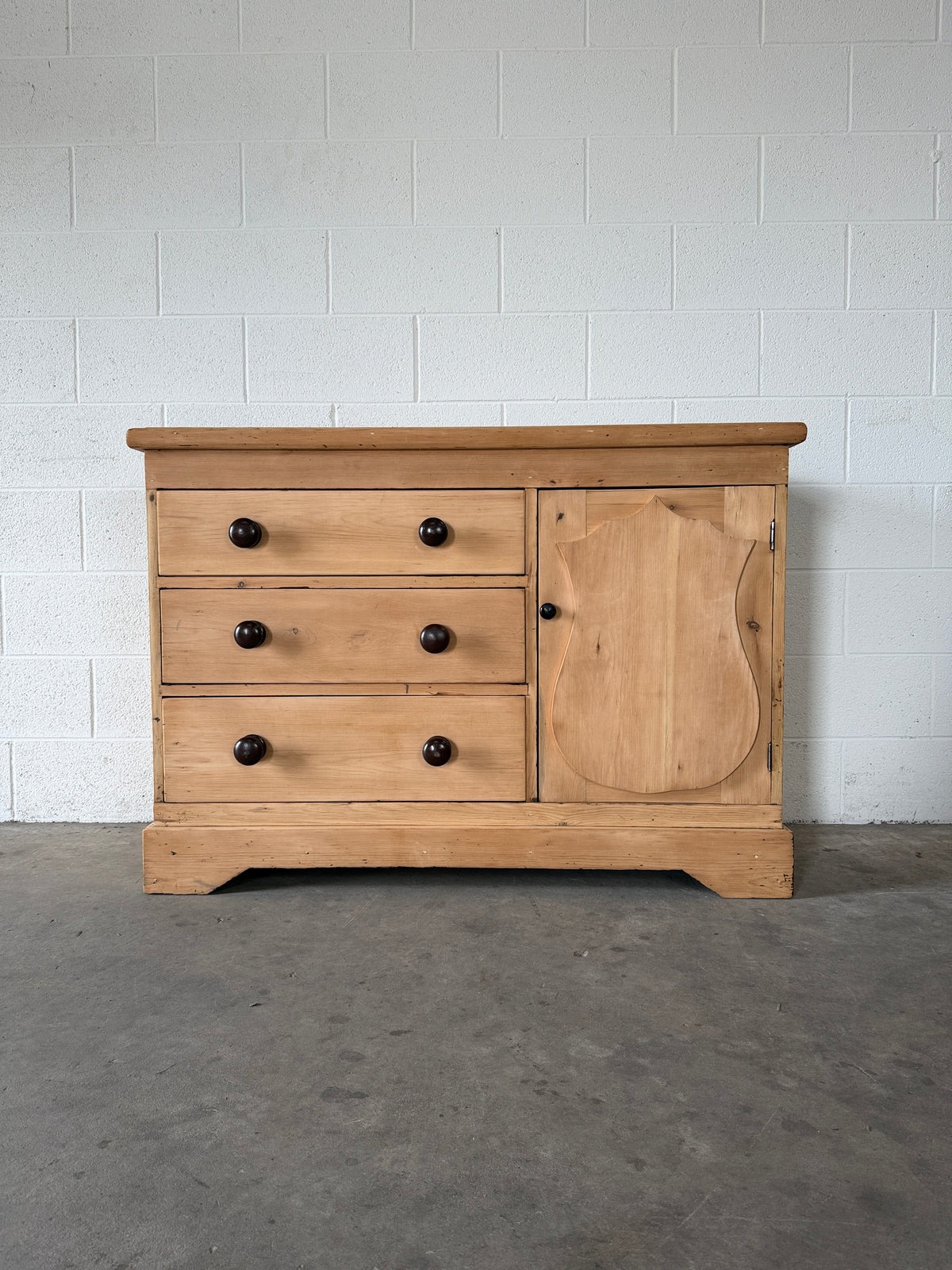 Petit English pine sideboard with contrasting knobs