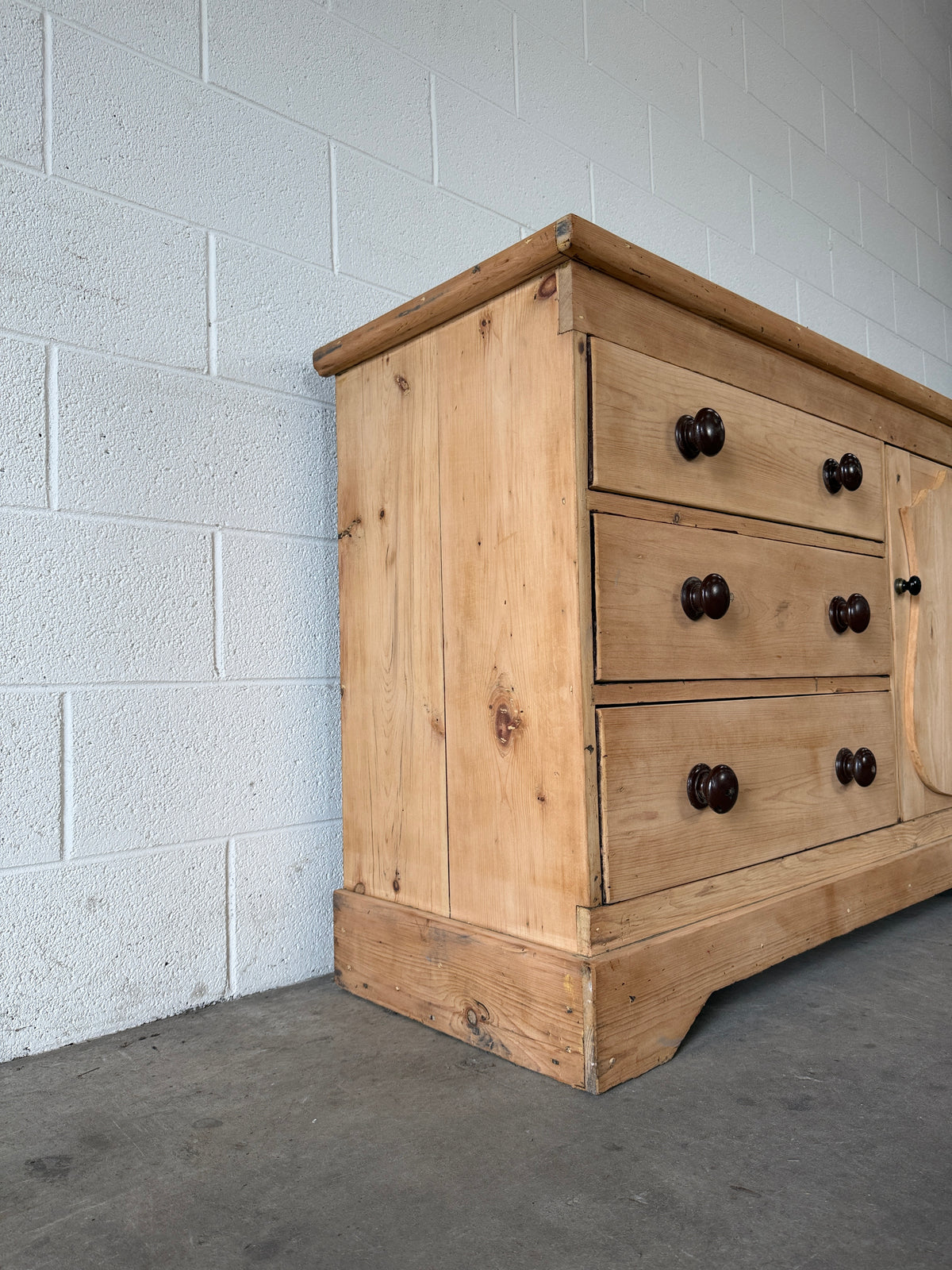 Petit English pine sideboard with contrasting knobs