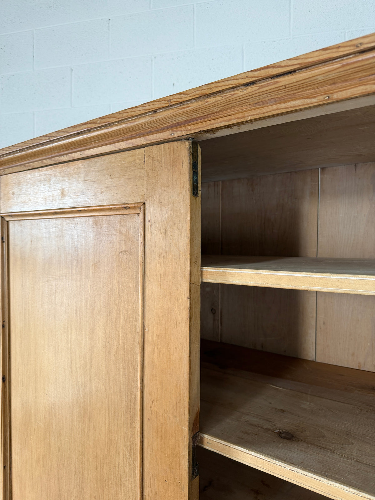 Housekeepers cupboard with six base drawers