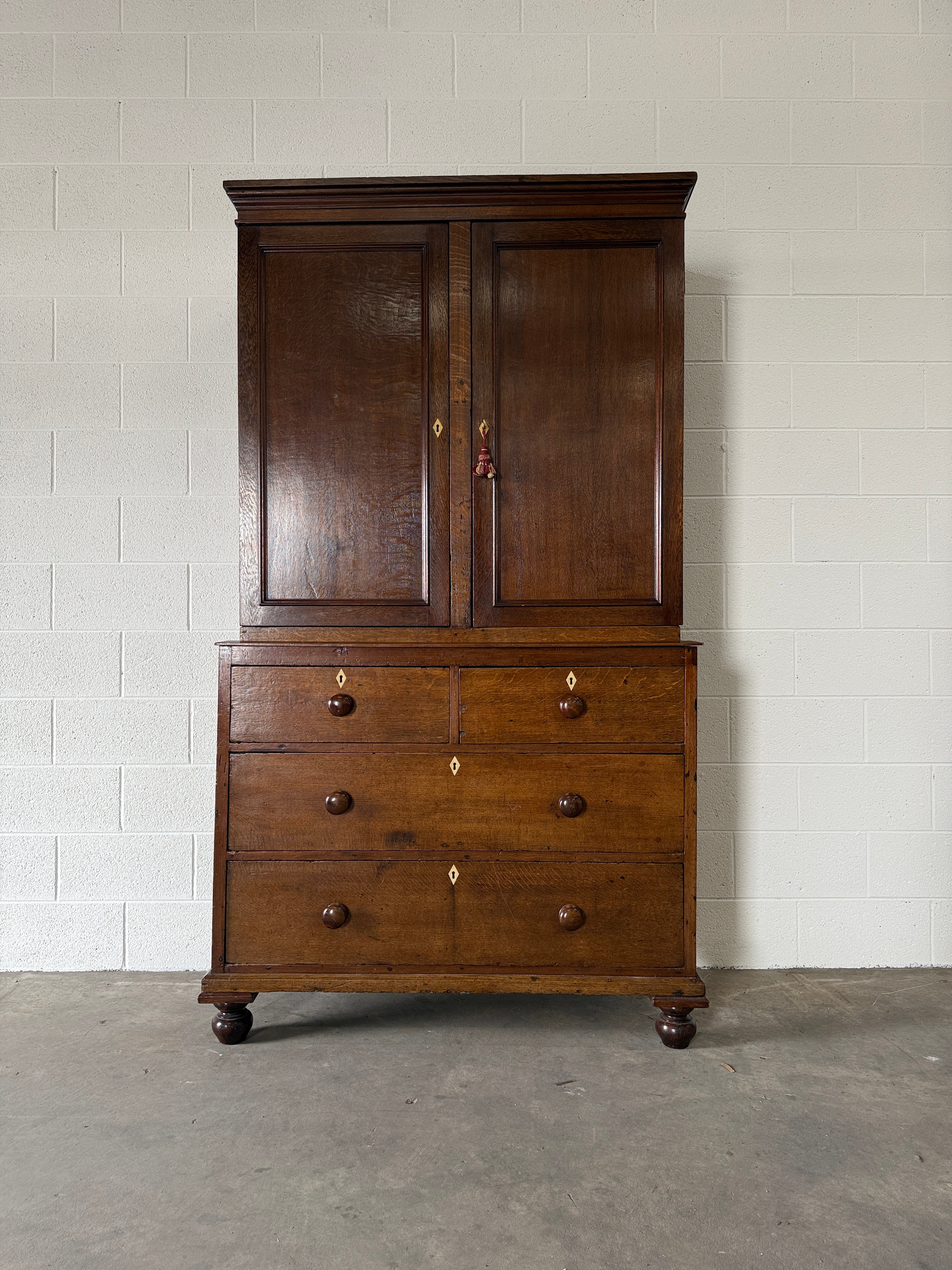 Stunning late Georgian oak linen press