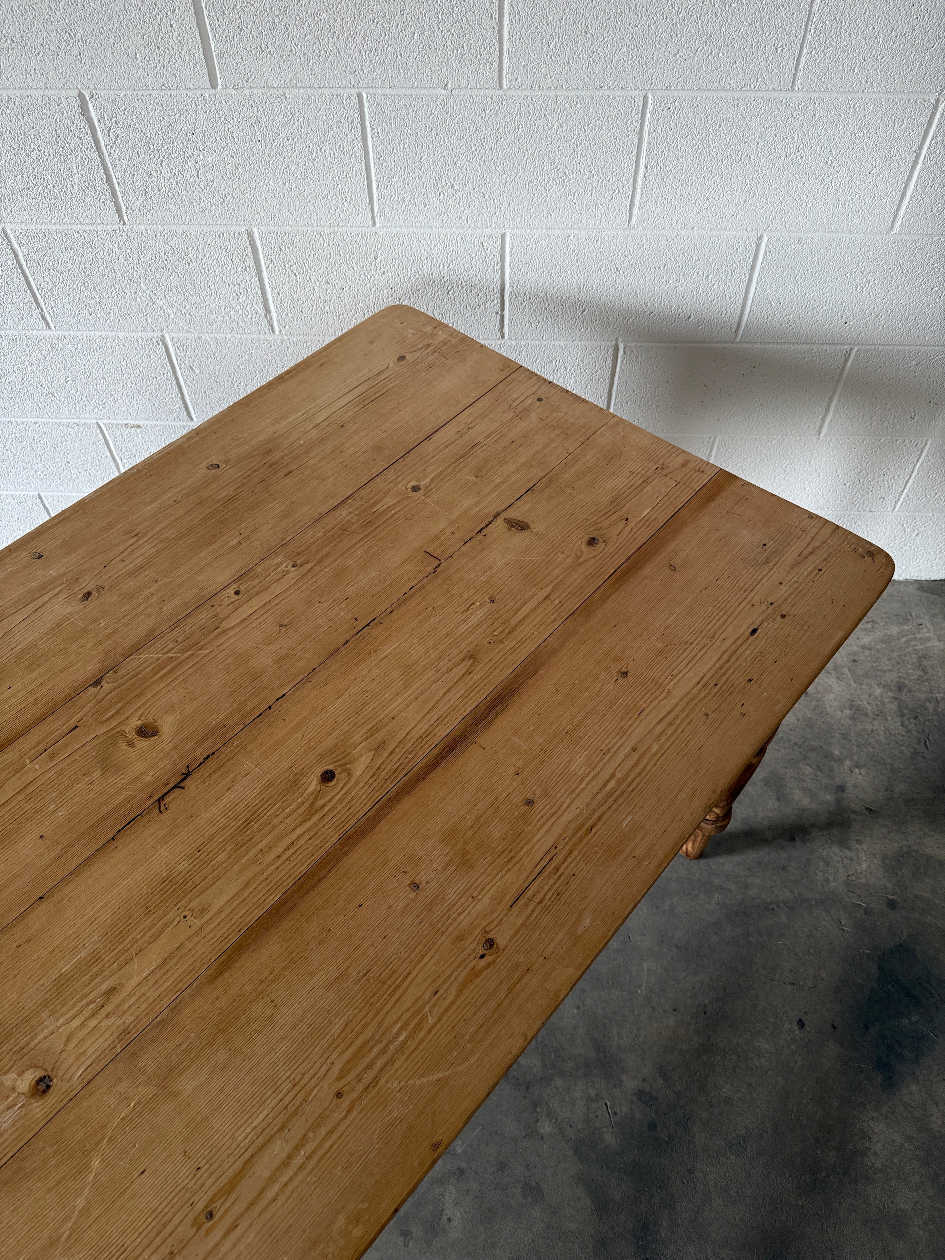 Turned leg Victorian pine table with drawer