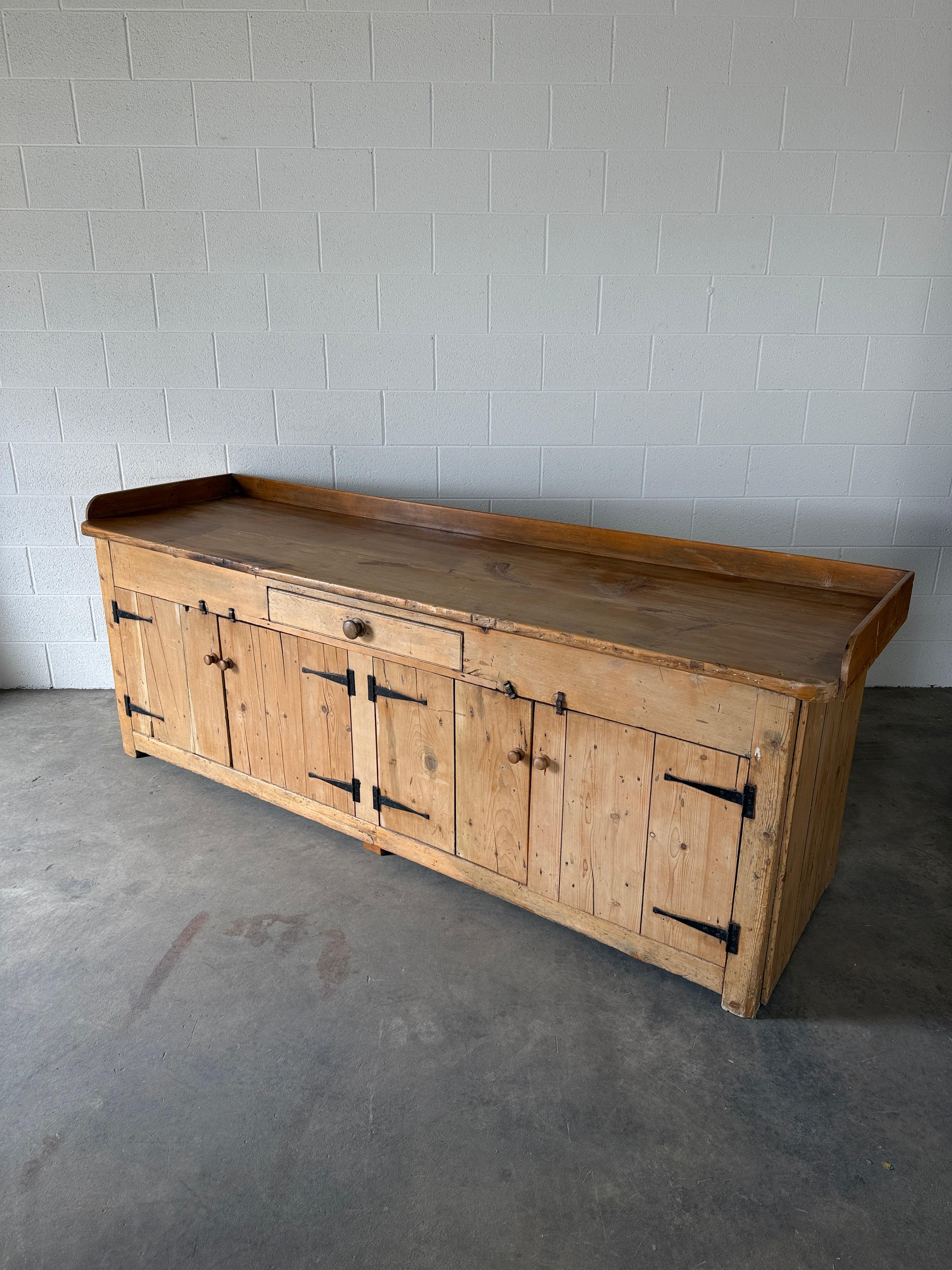 Antique English pine farmhouse counter or sideboard with baker’s rack
