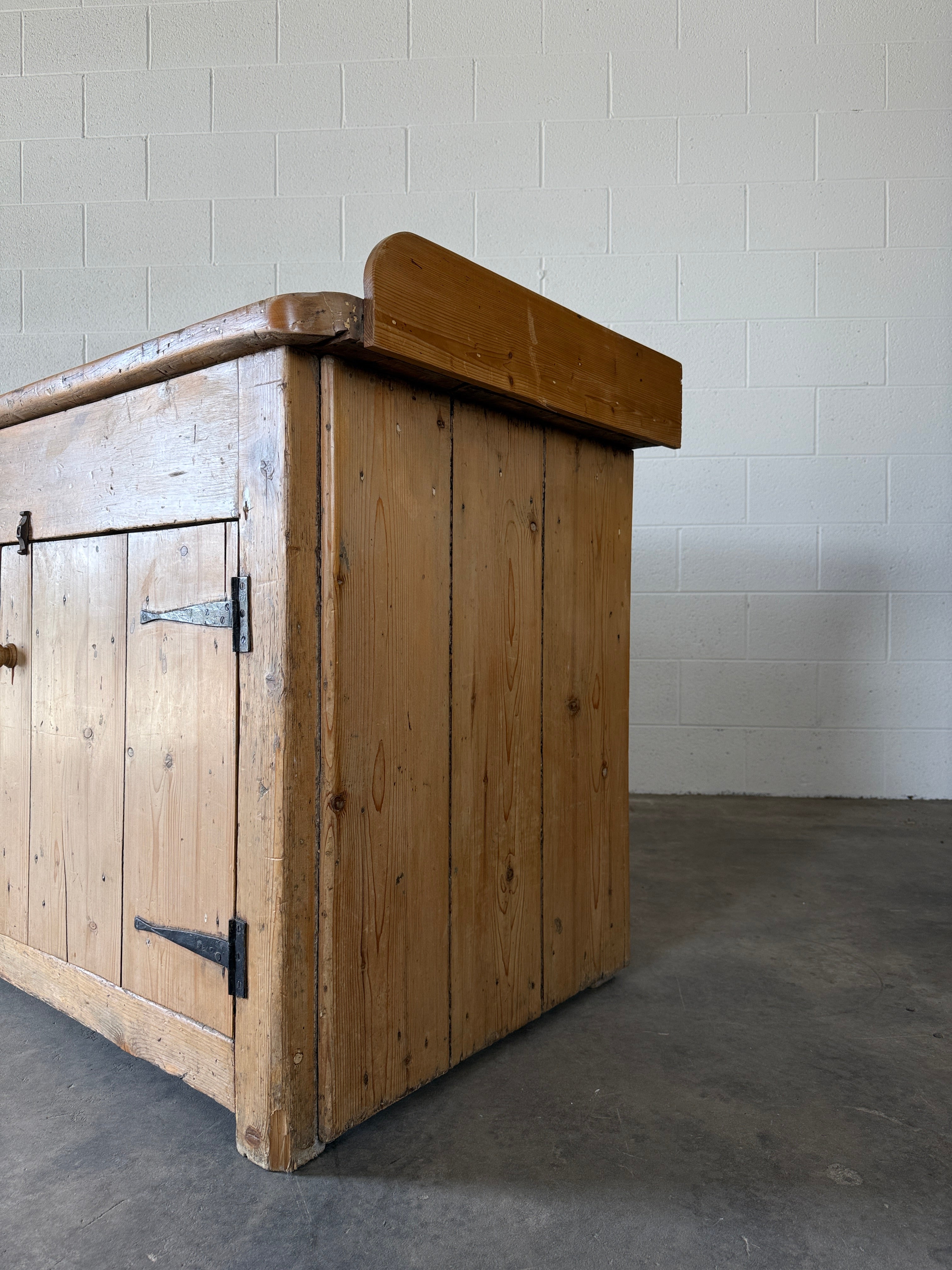 Antique English pine farmhouse counter or sideboard with baker’s rack
