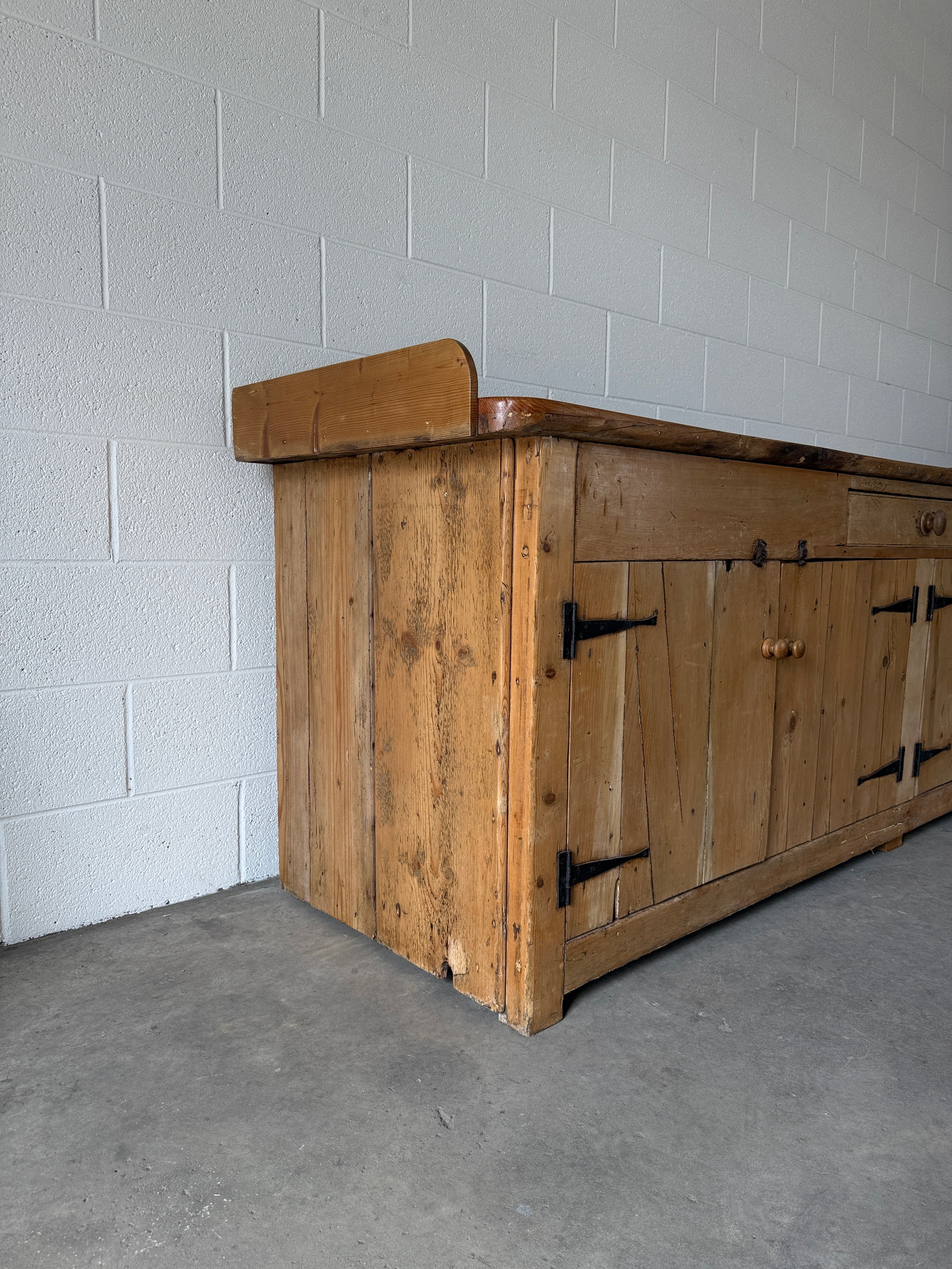 Antique English pine farmhouse counter or sideboard with baker’s rack