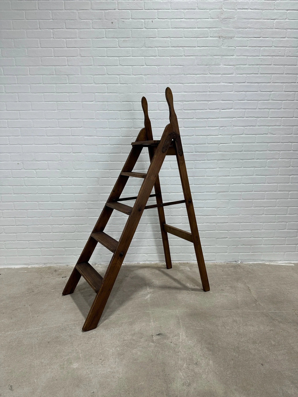 Antique English ladder - House on Horizon