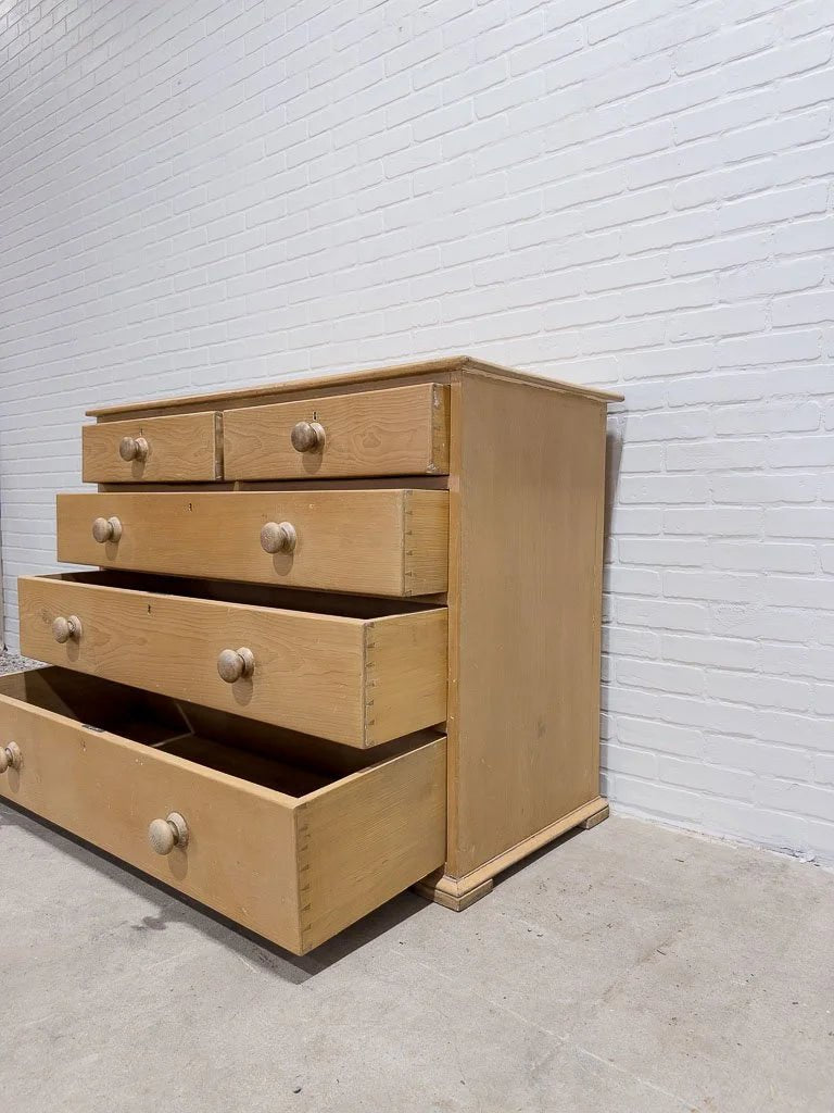 Classic and simple antique English drawers - House on Horizon