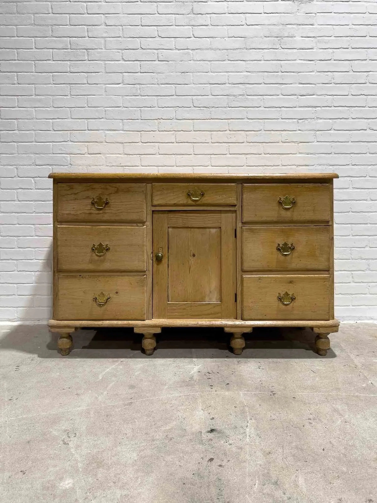 Classic English pine sideboard - House on Horizon