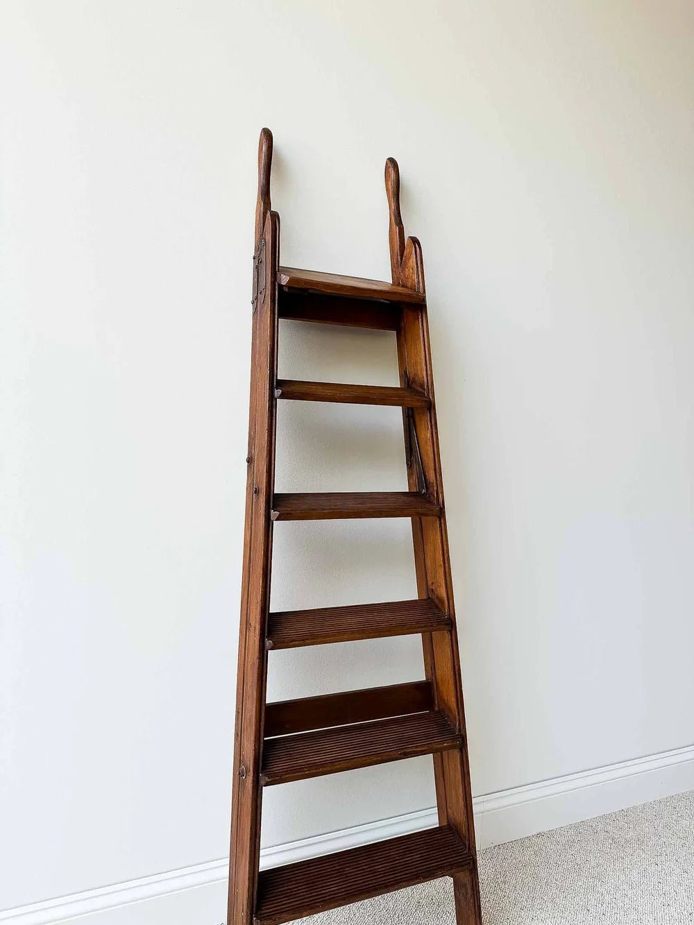 English antique ladder - House on Horizon