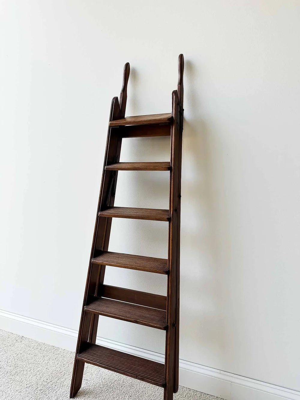 English antique ladder - House on Horizon