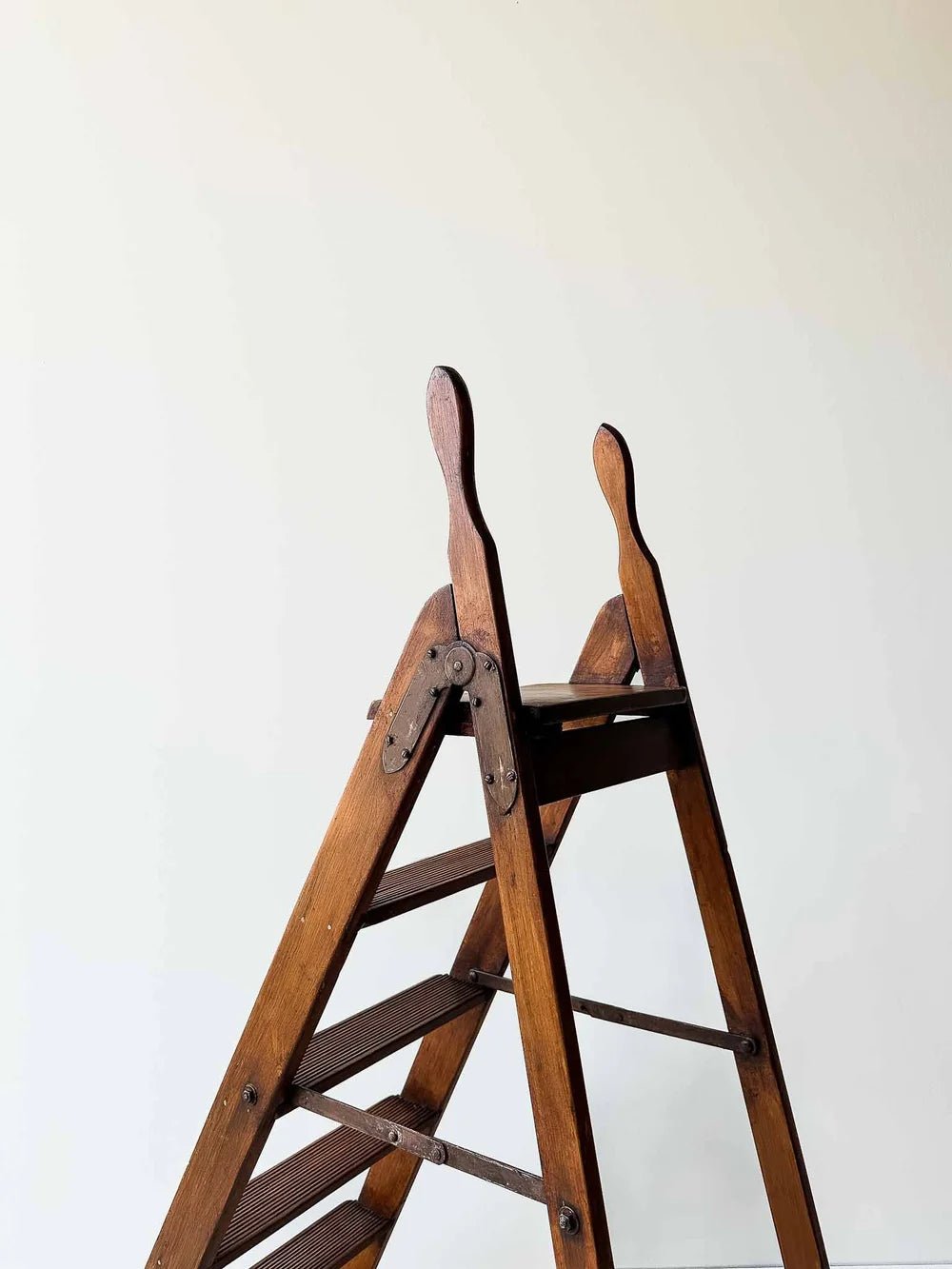 English antique ladder - House on Horizon
