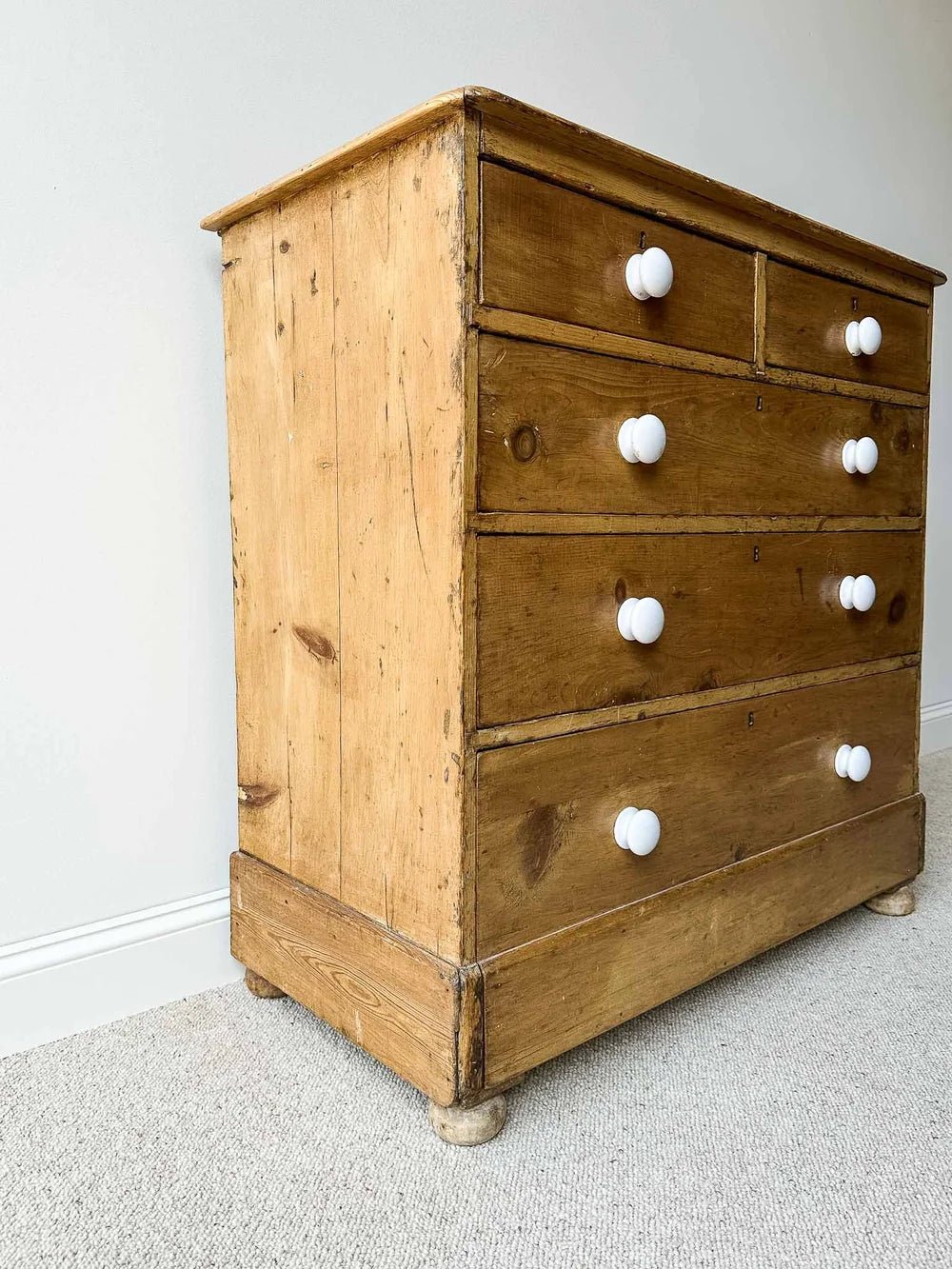 English antique victorian set of drawers - House on Horizon