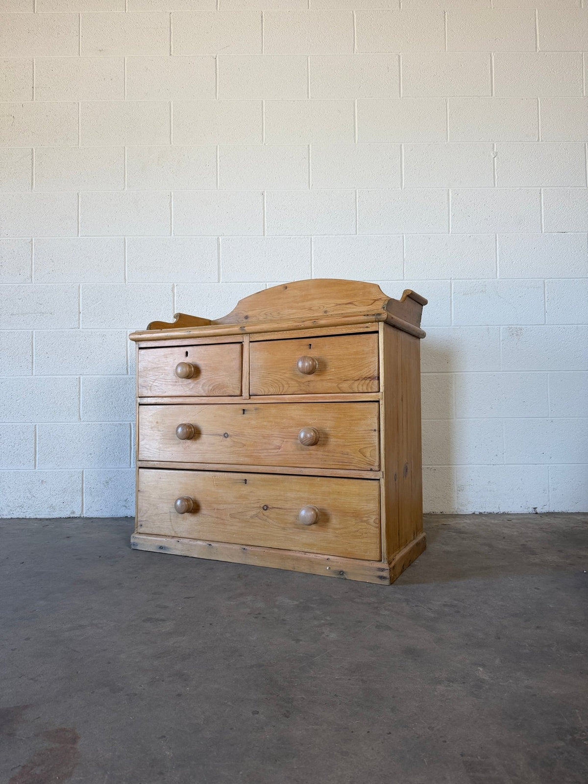 English pine dresser with gallery back - House on Horizon