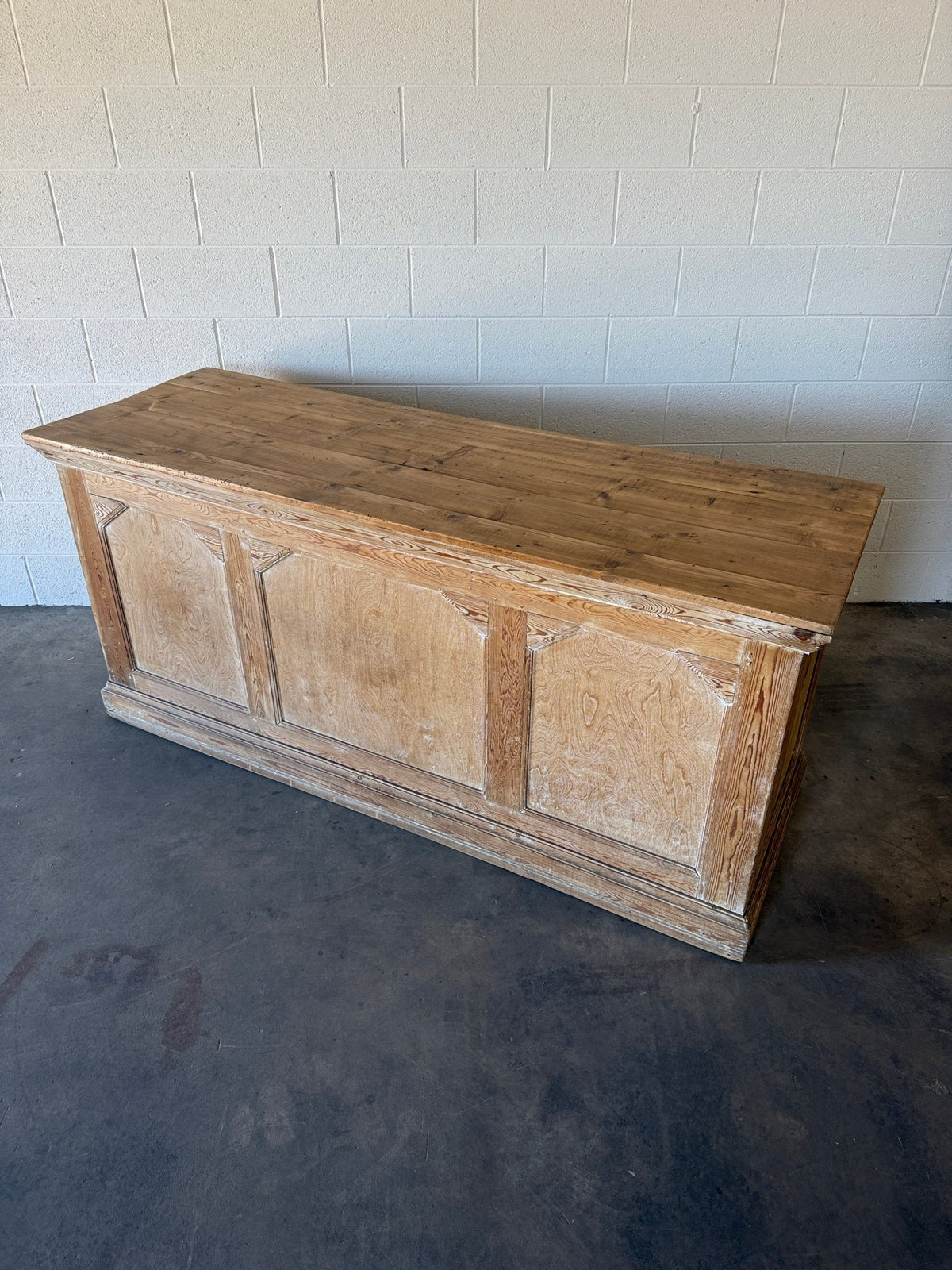 French antique counter - House on Horizon