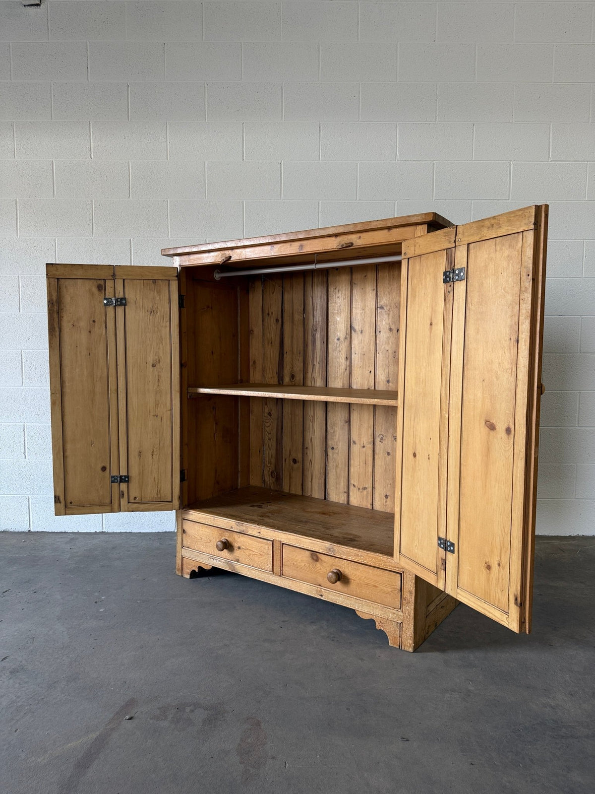 Gorgeous folding door cupboard - House on Horizon