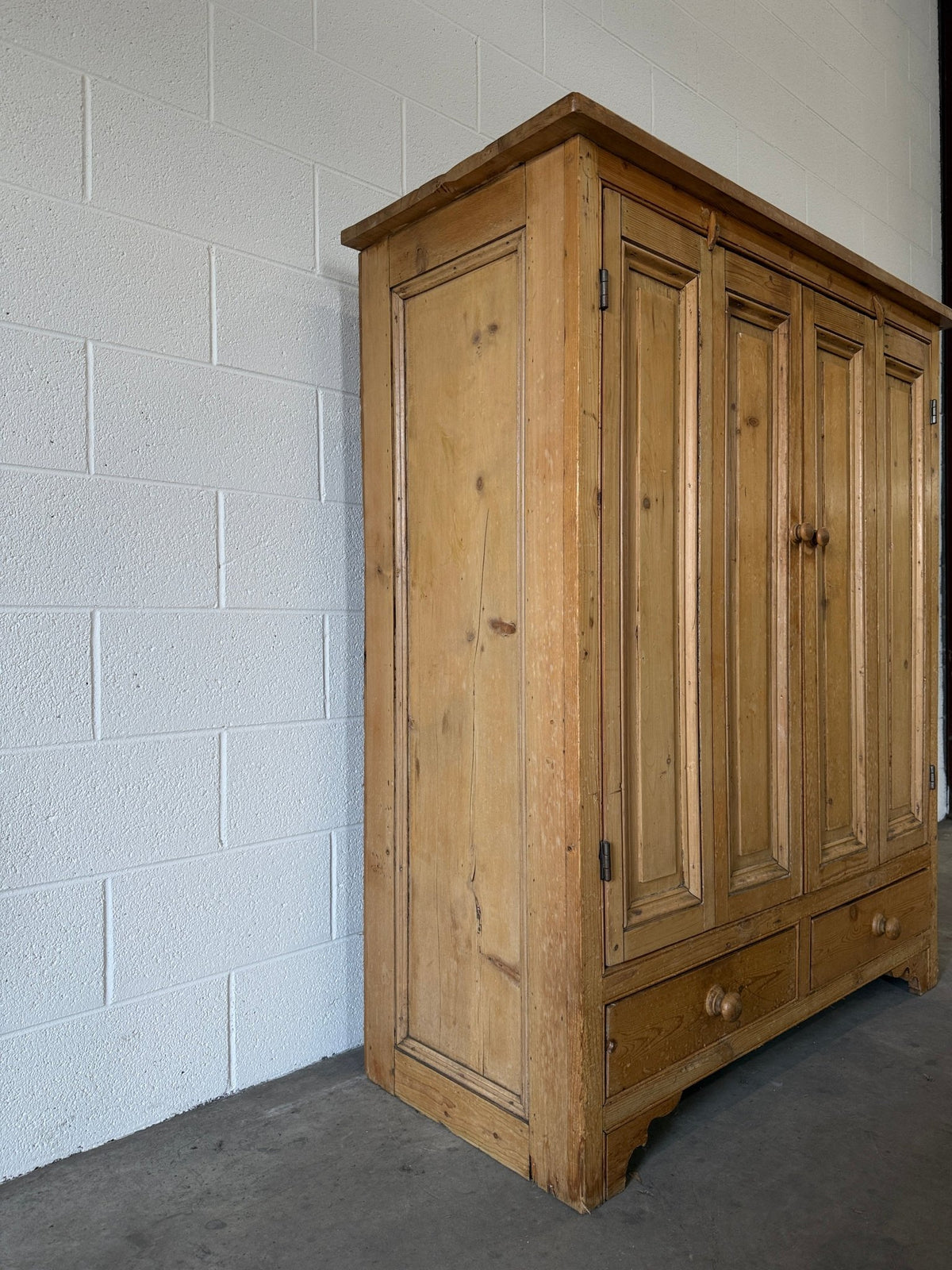 Gorgeous folding door cupboard - House on Horizon