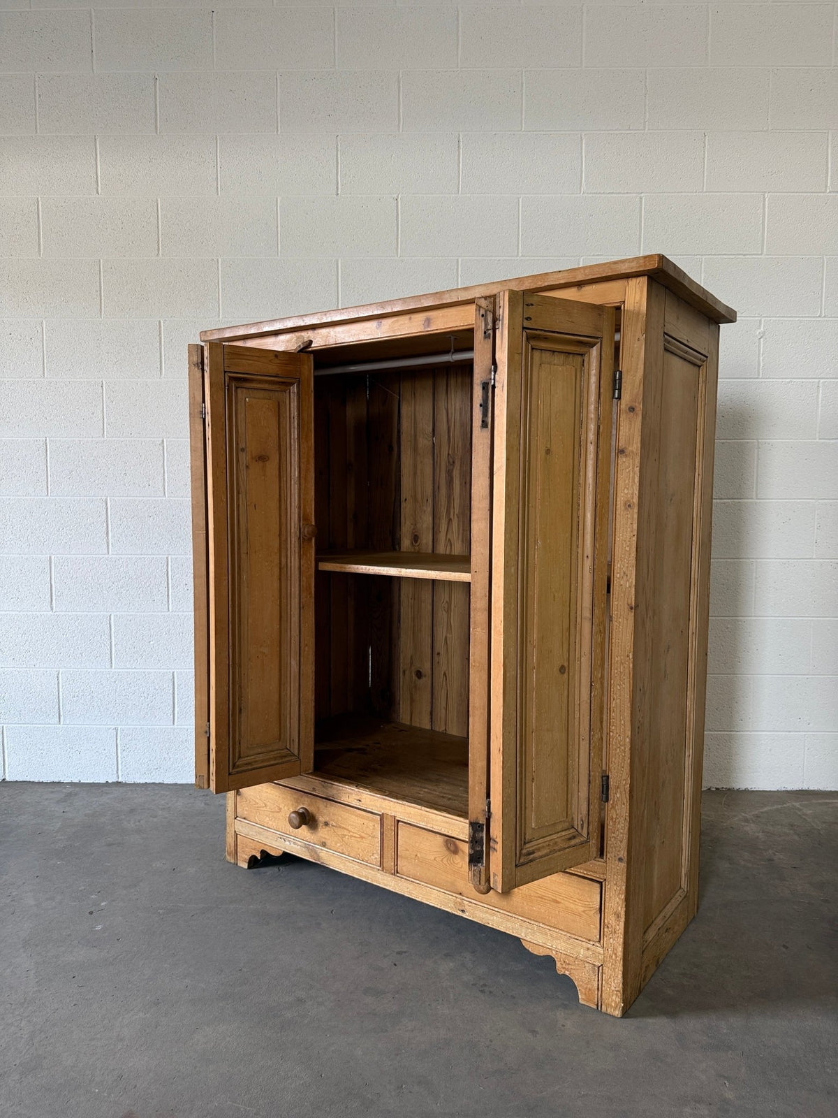 Gorgeous folding door cupboard - House on Horizon