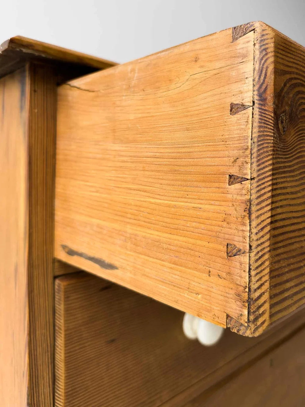 Small English antique set of drawers