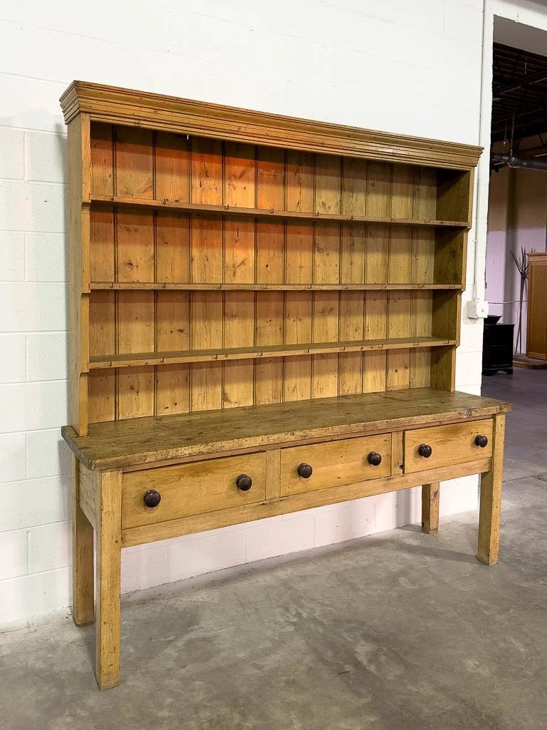 Kitchen dresser with three drawers - House on Horizon