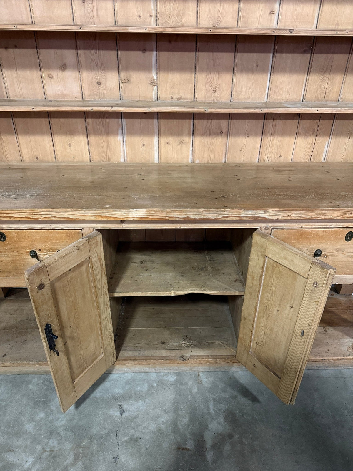 Monumental English pine kitchen dresser - House on Horizon