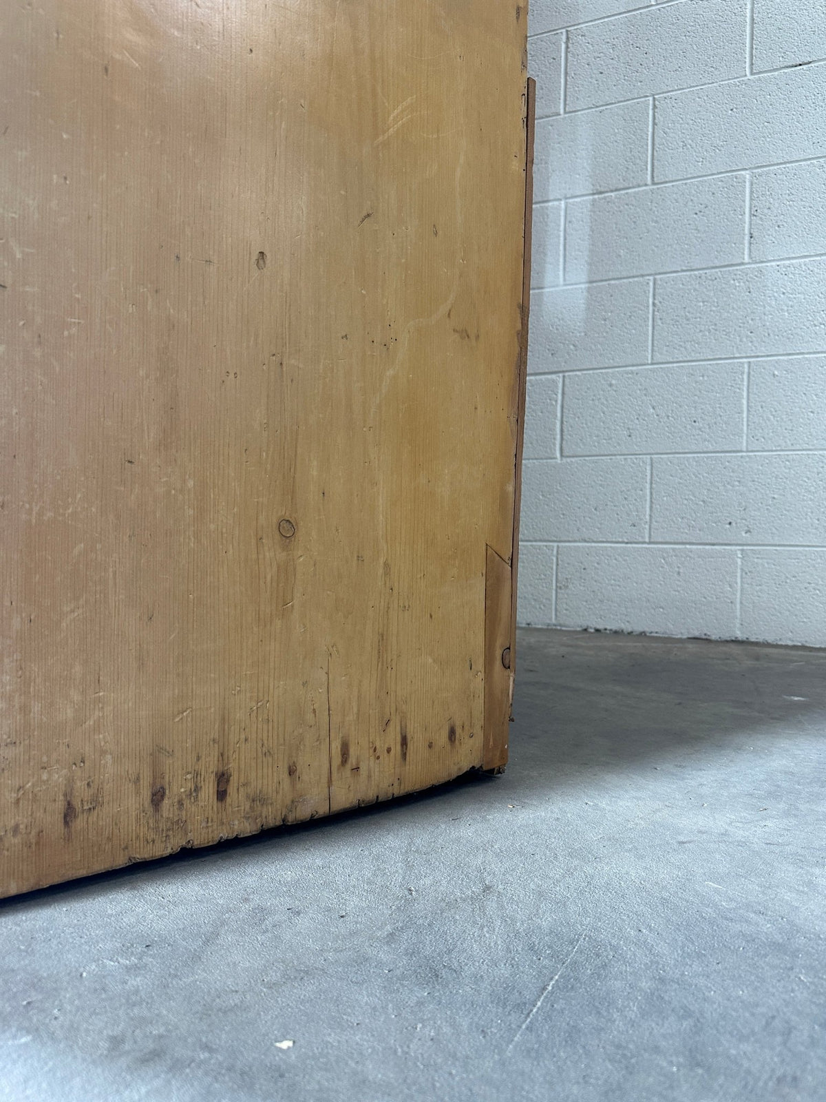 Monumental English pine kitchen dresser with brass pulls and a rounded base - House on Horizon