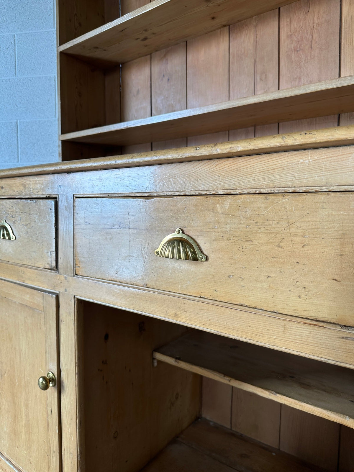 Monumental English pine kitchen dresser with brass pulls and a rounded base - House on Horizon