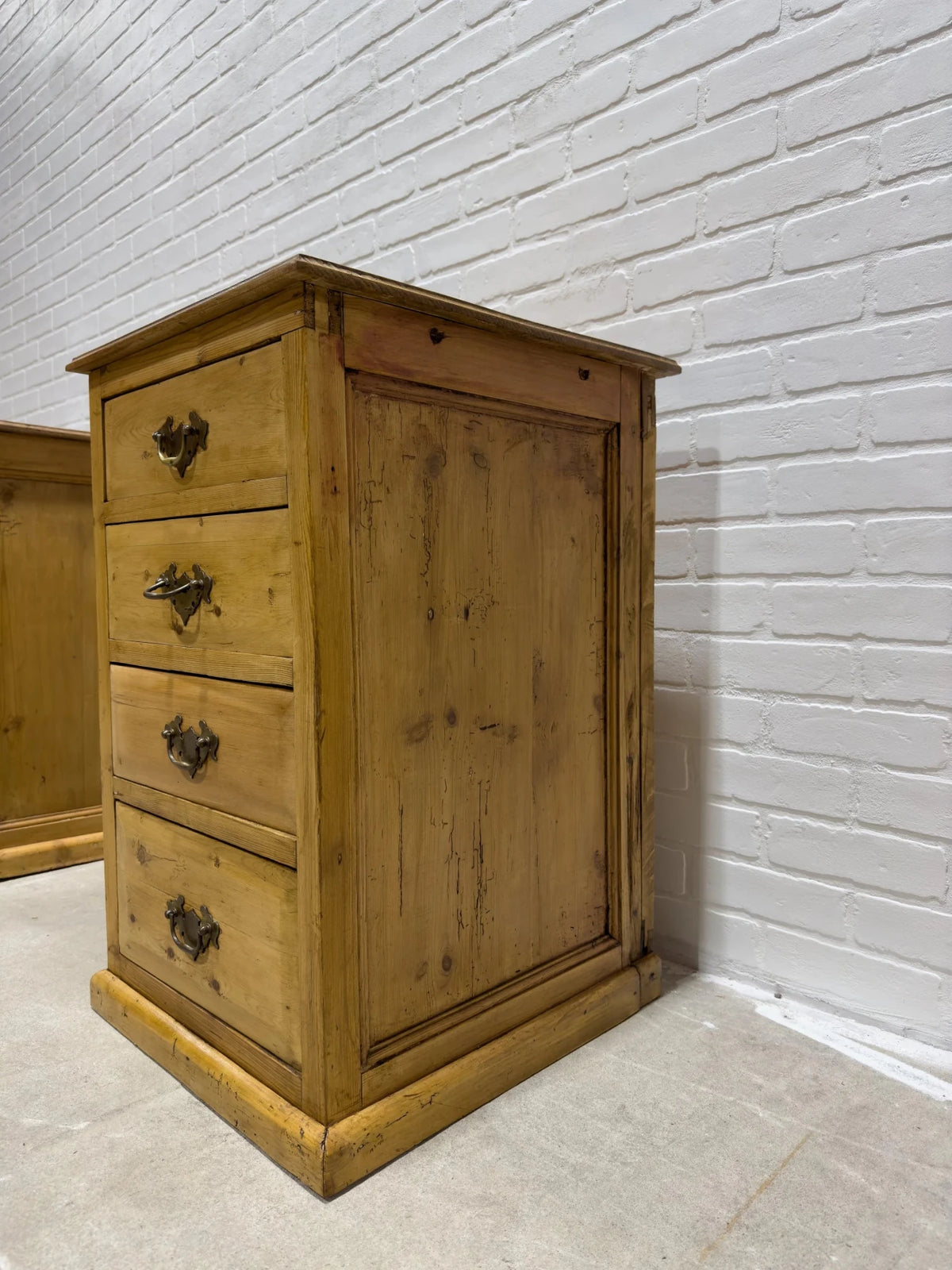 Pair of English Edwardian nightstands - House on Horizon