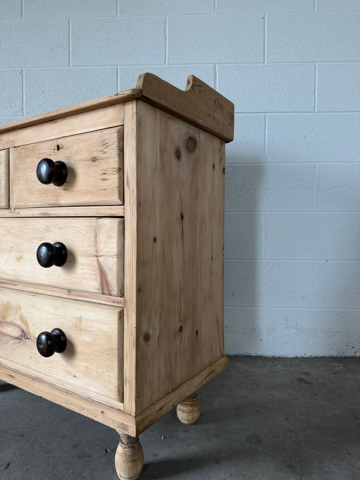 Petite blonde chest of drawers with key - House on Horizon