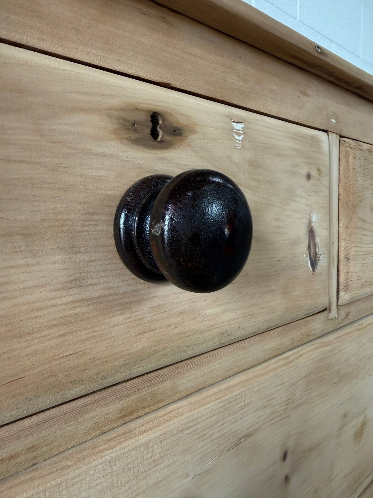 Petite blonde chest of drawers with key - House on Horizon