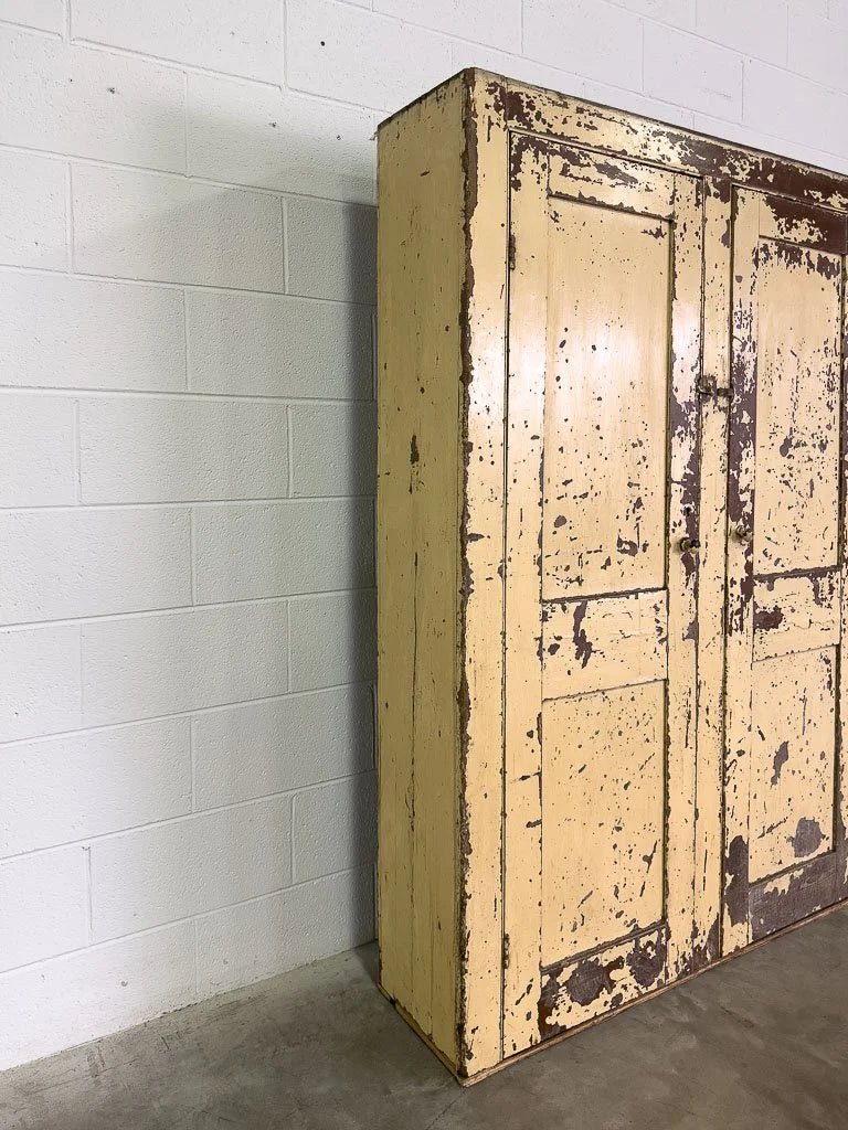 Primitive cupboard in chippy paint - House on Horizon