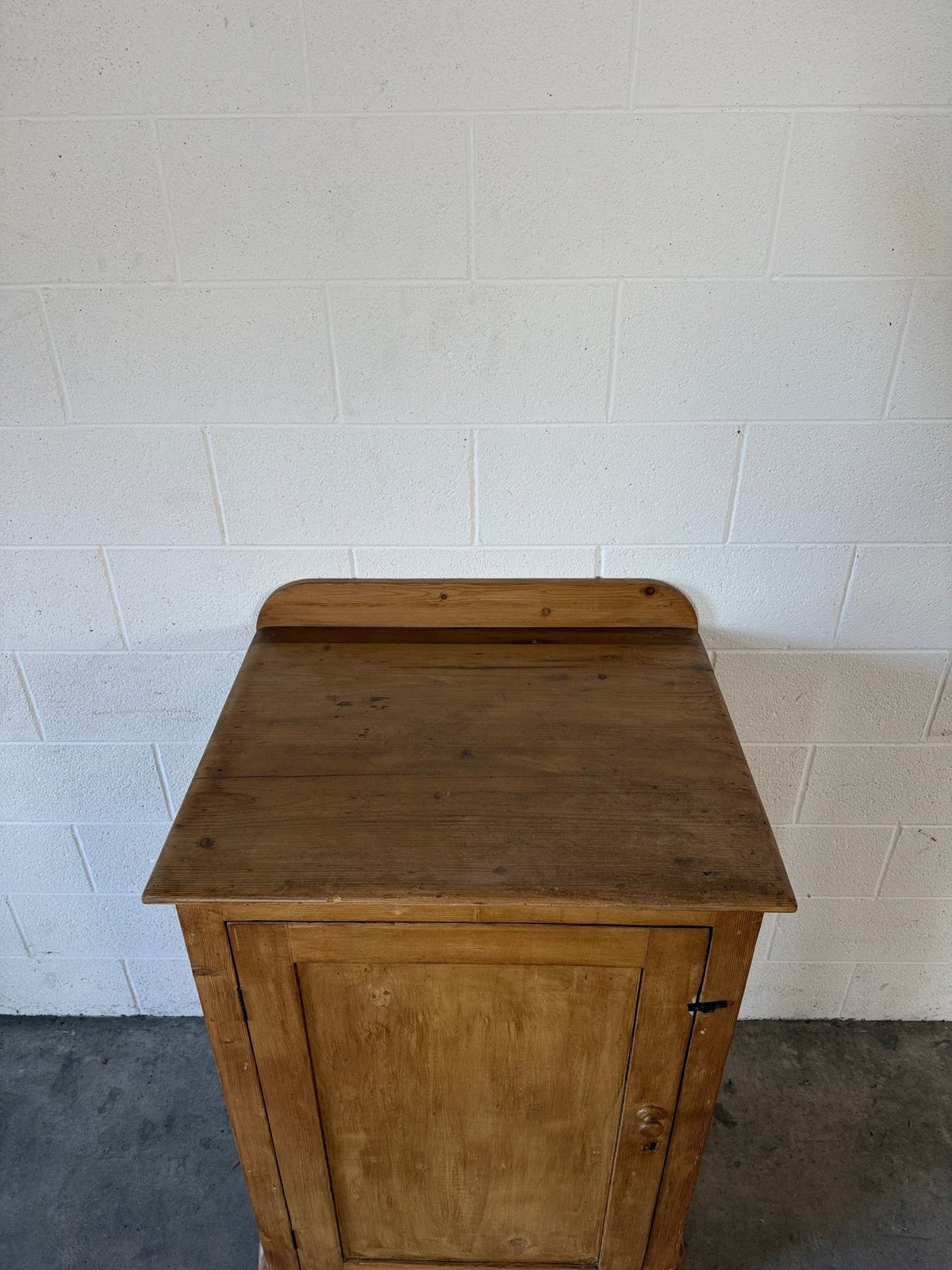 Simple English antique pine cupboard - House on Horizon