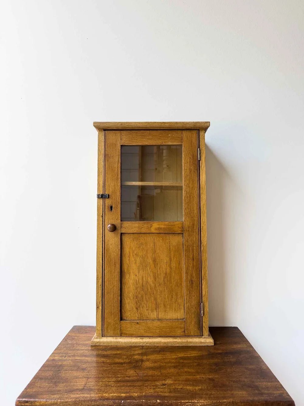 Small English antique cabinet - House on Horizon
