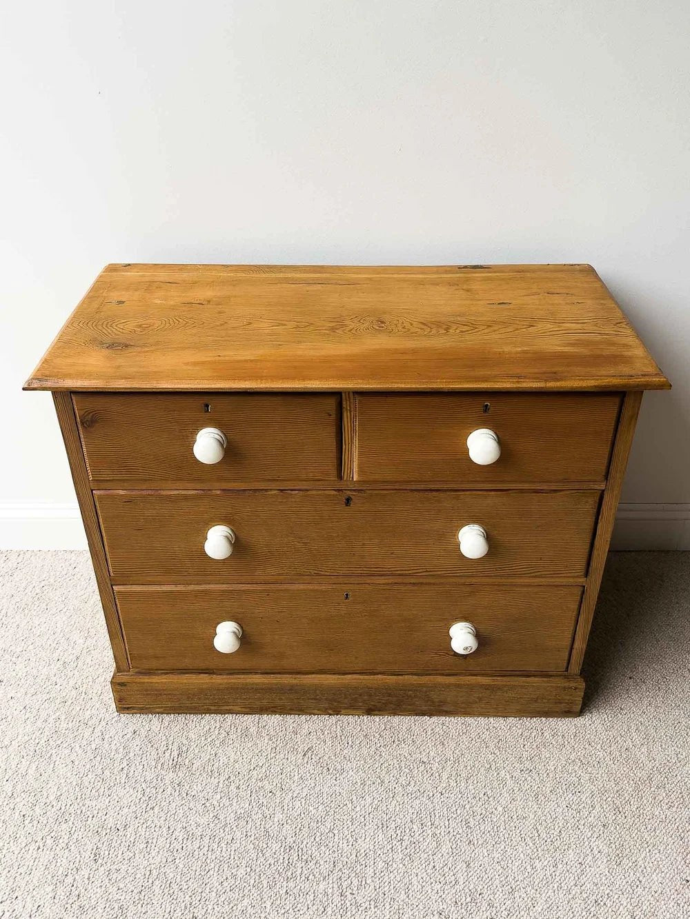 Small English antique set of drawers - House on Horizon