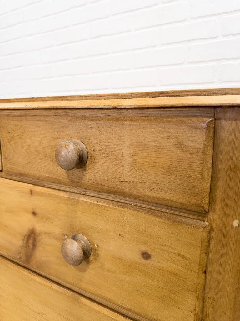 Small English set of drawers - House on Horizon