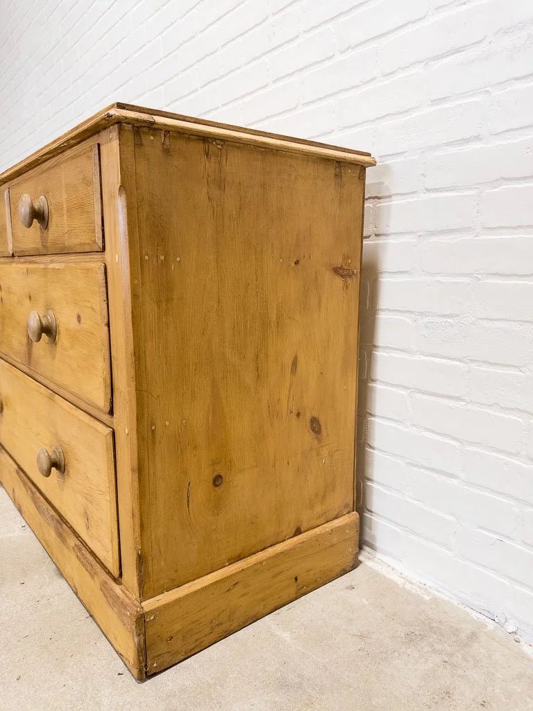 Small English set of drawers - House on Horizon
