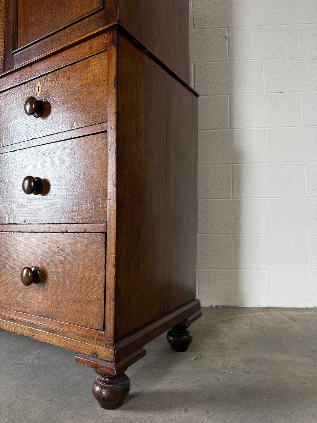 Stunning late Georgian oak linen press - House on Horizon