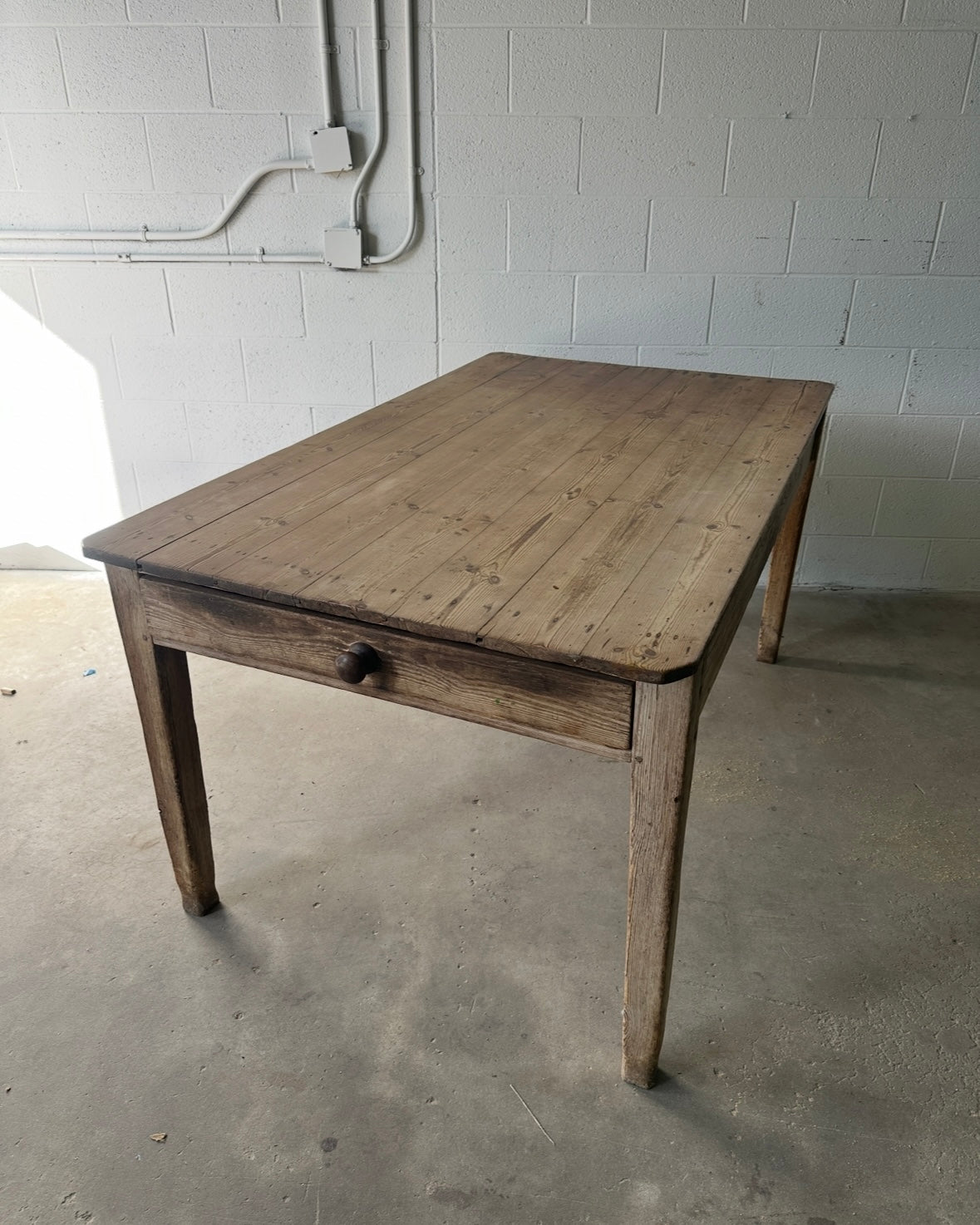 True country house kitchen table - House on Horizon