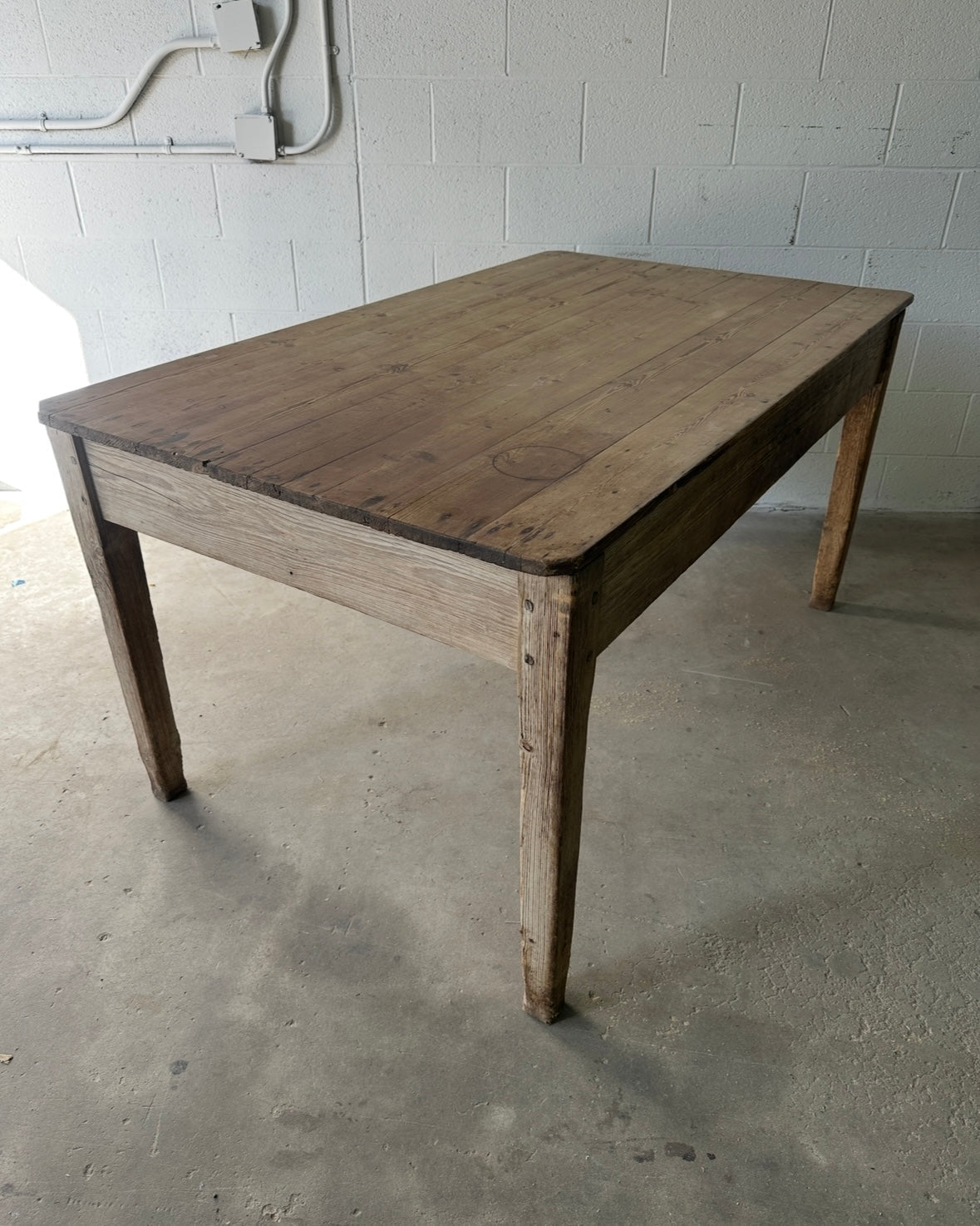 True country house kitchen table - House on Horizon