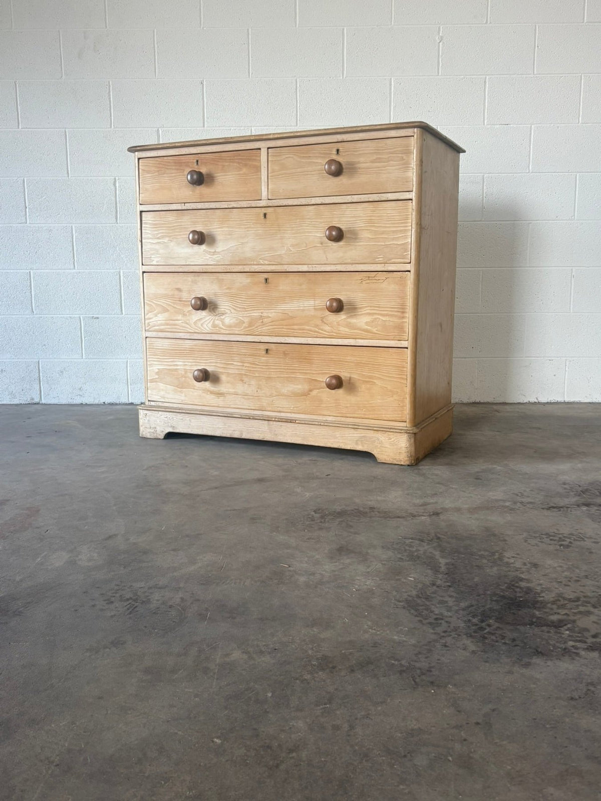 Victorian English pine chest of drawers - House on Horizon