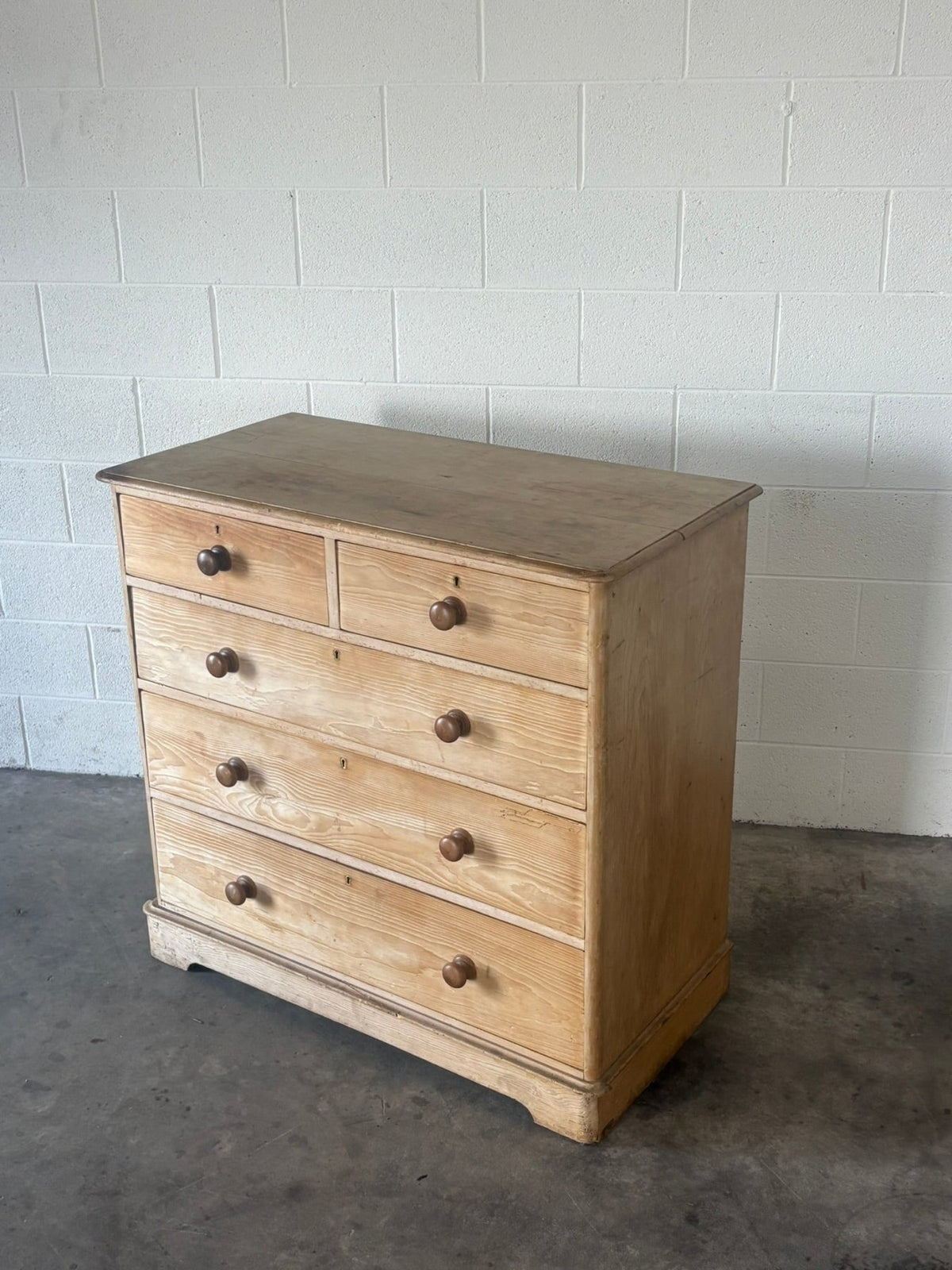 Victorian English pine chest of drawers - House on Horizon