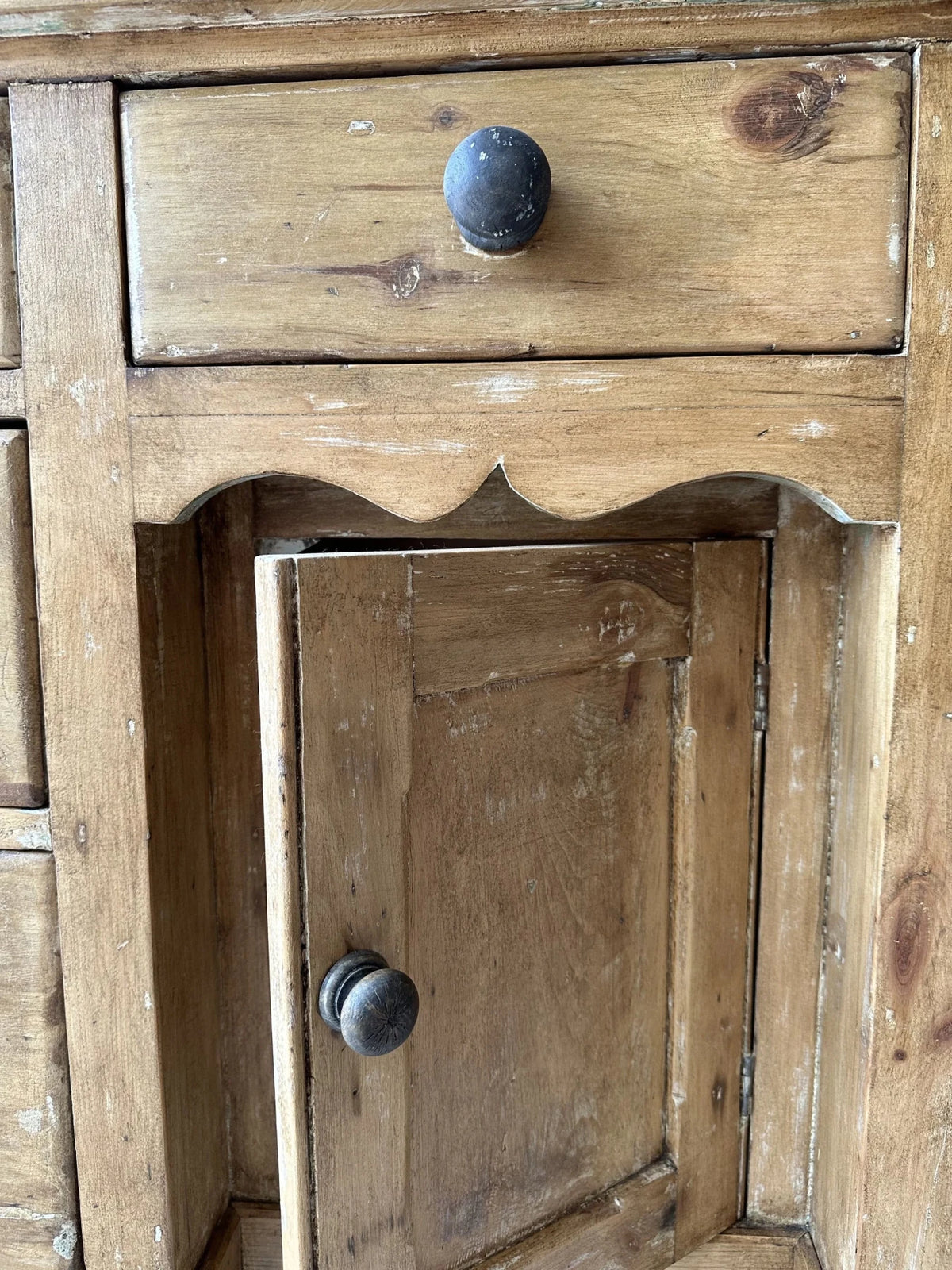 Victorian pine sideboard - House on Horizon