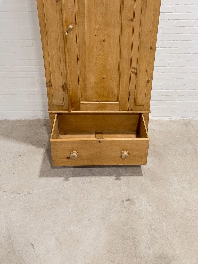 Victorian pine wardrobe with a drawer - House on Horizon