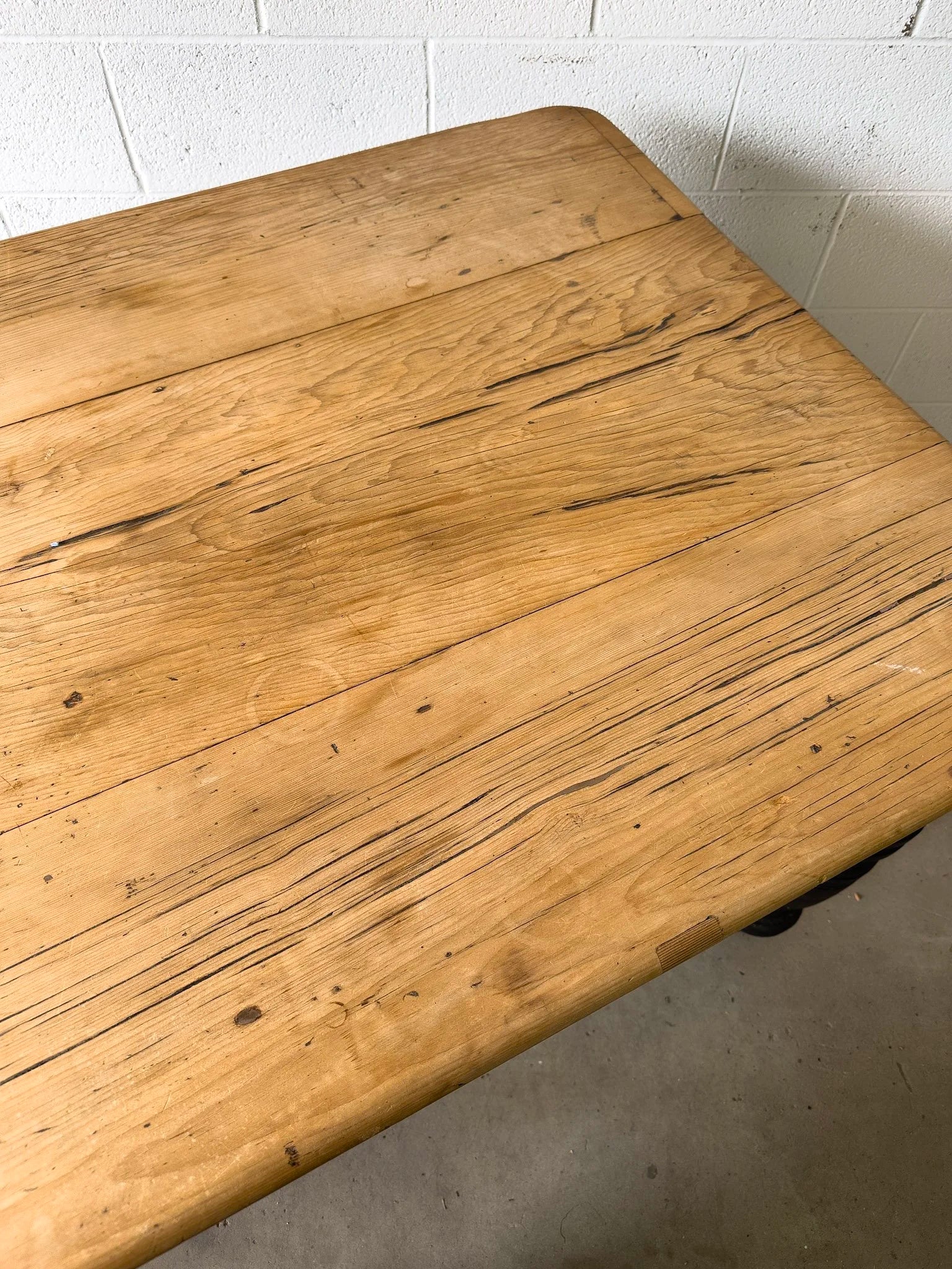 Incredible English antique countryhouse table
