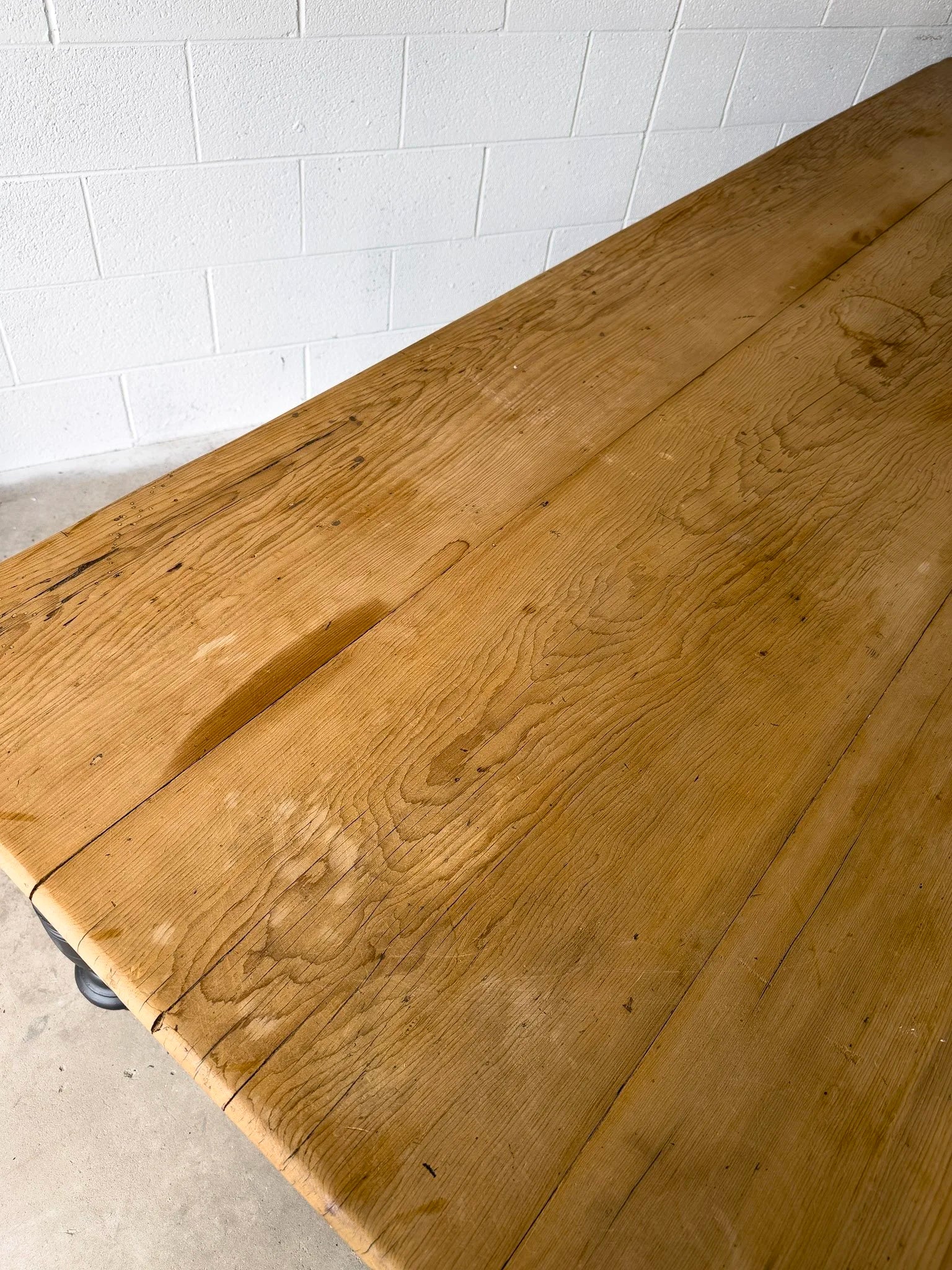 Incredible English antique countryhouse table