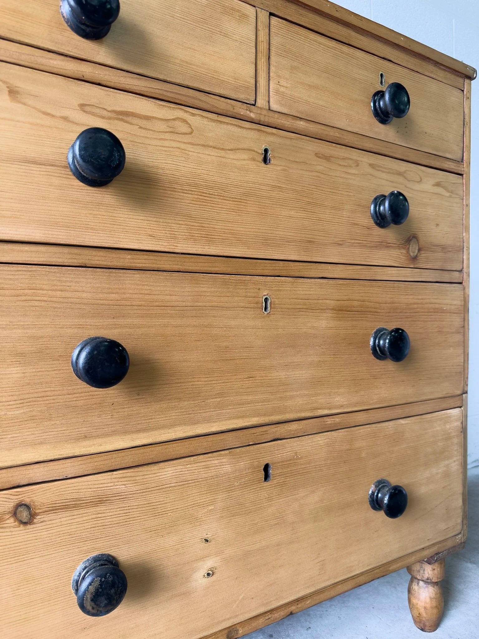 Victorian pine set of drawers